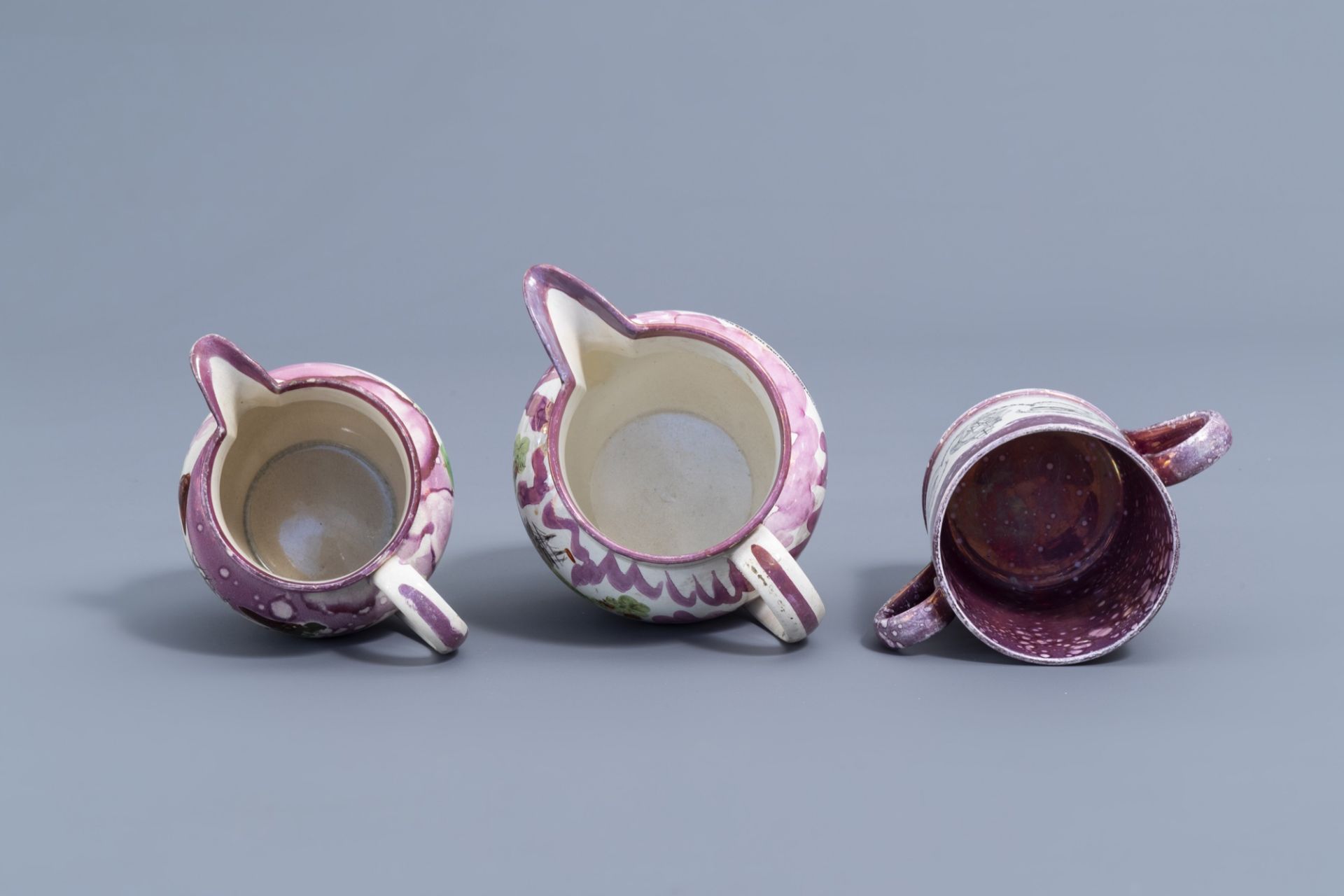 A varied collection of English pink lustreware items with boats, 19th C. - Image 10 of 11