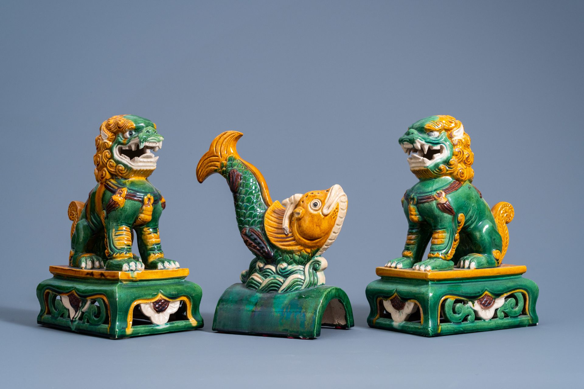 A Chinese sancai fish-form roof tile and two temple lions, 20th C. - Image 3 of 9