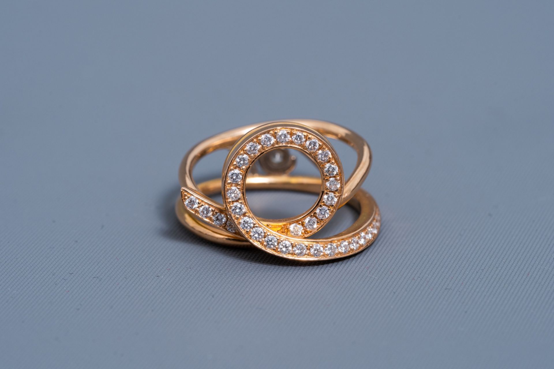 An 18 carat yellow gold ring set with 34 diamonds, 20th C.