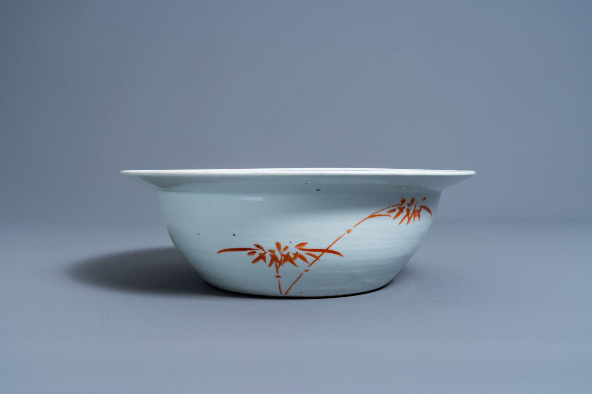 A Chinese famille rose 'antiquities' bowl, 19th C. - Image 4 of 7