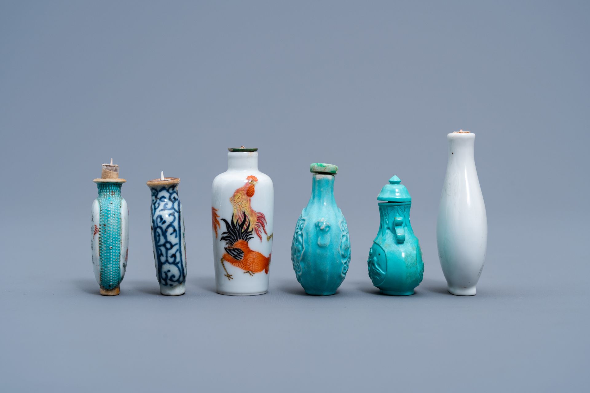 Four various Chinese porcelain and hardstone snuff bottles, 19th/20th C. - Image 5 of 7