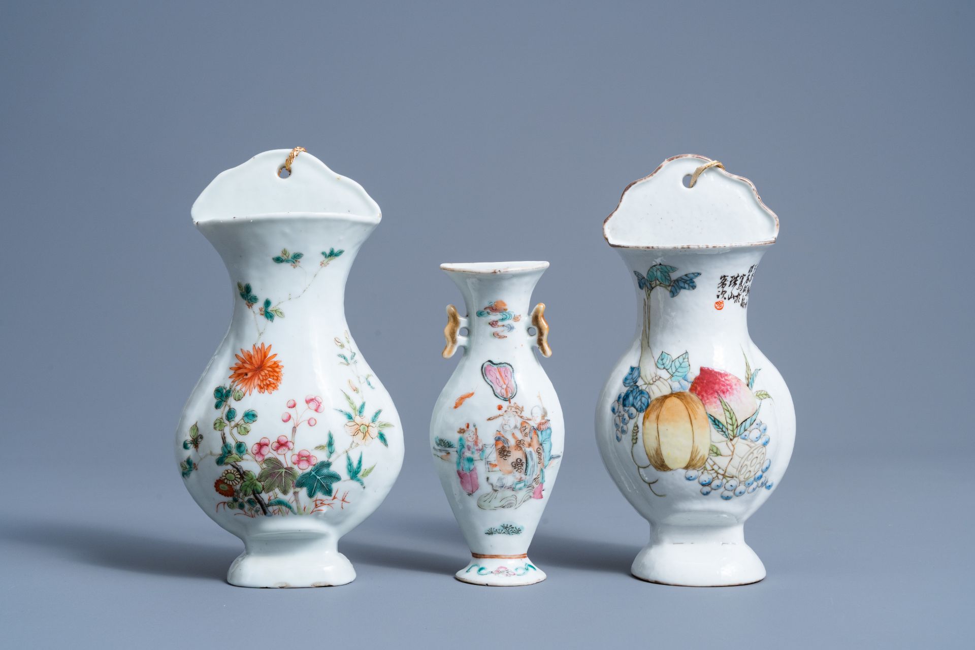 A varied collection of Chinese famille rose porcelain, 19th/20th C. - Image 4 of 15