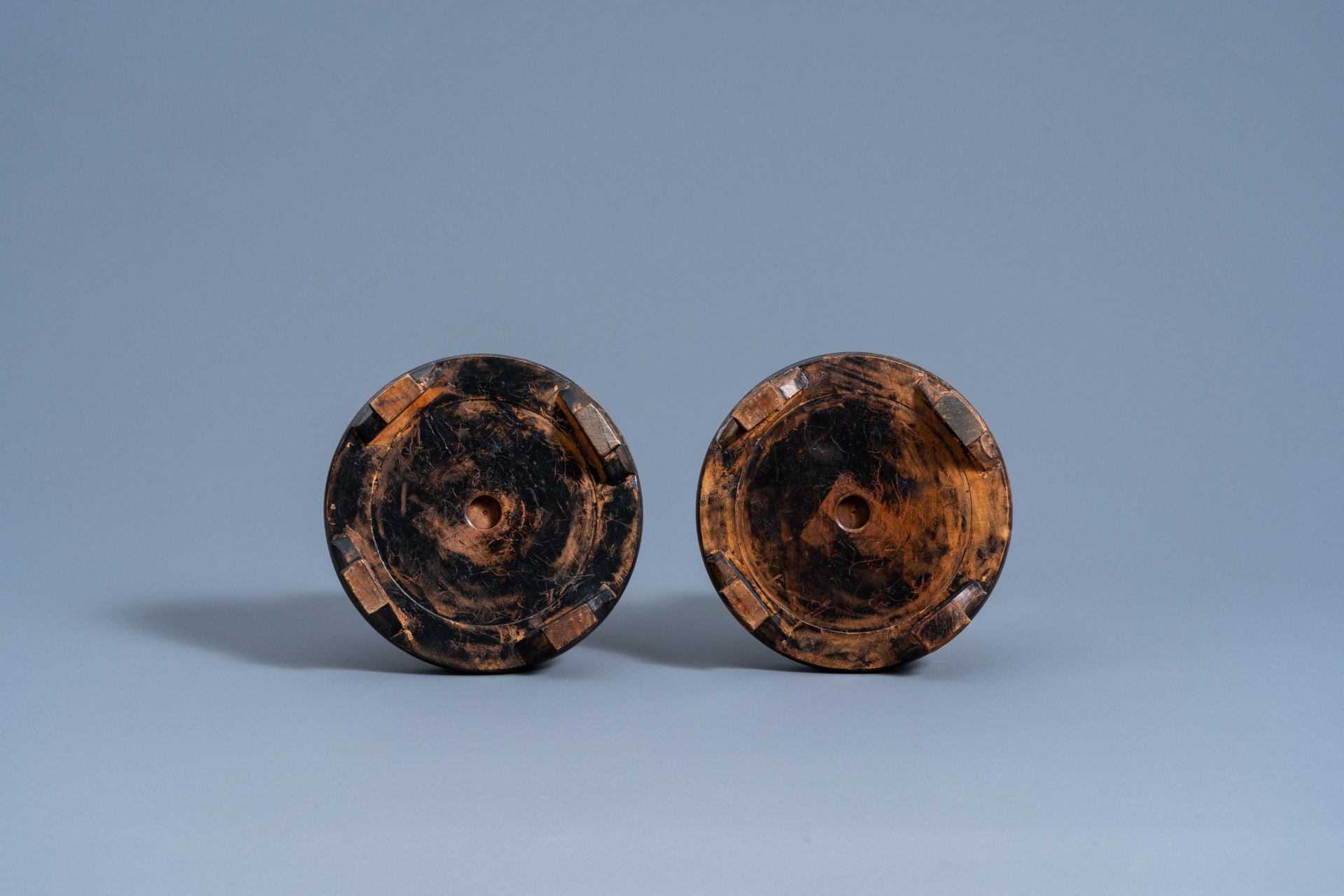 A pair of Chinese famille rose jars and covers with birds among blossoming branches, 19th C. - Image 10 of 10