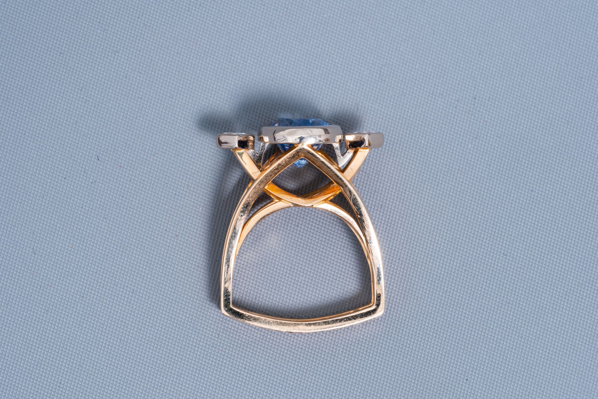 An 18 carat yellow and white gold ring set with a blue sapphire and two diamonds, 20th C. - Image 6 of 7