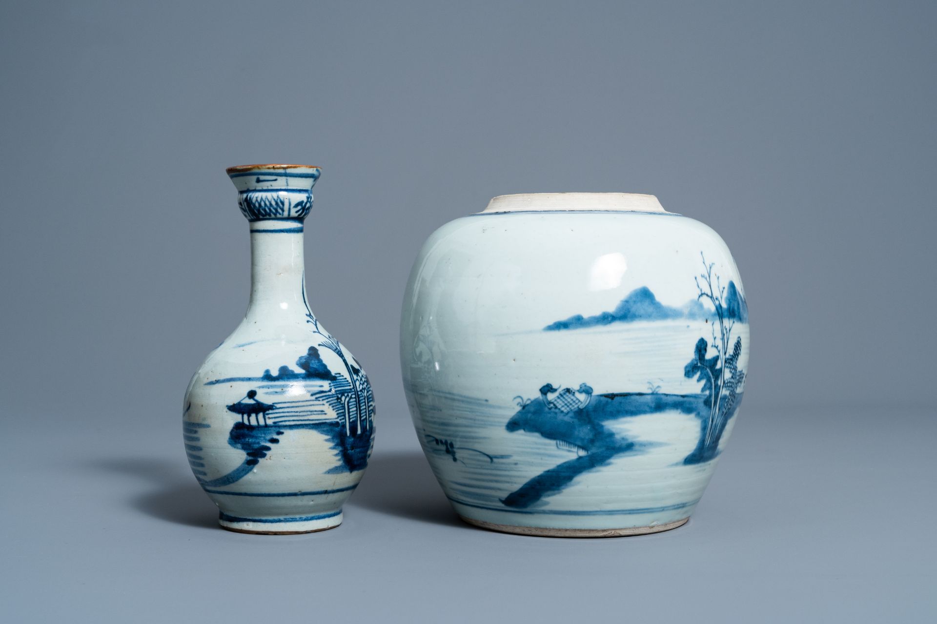 A Chinese blue and white ginger jar and a vase with a river landscape, 19th C. - Bild 5 aus 7