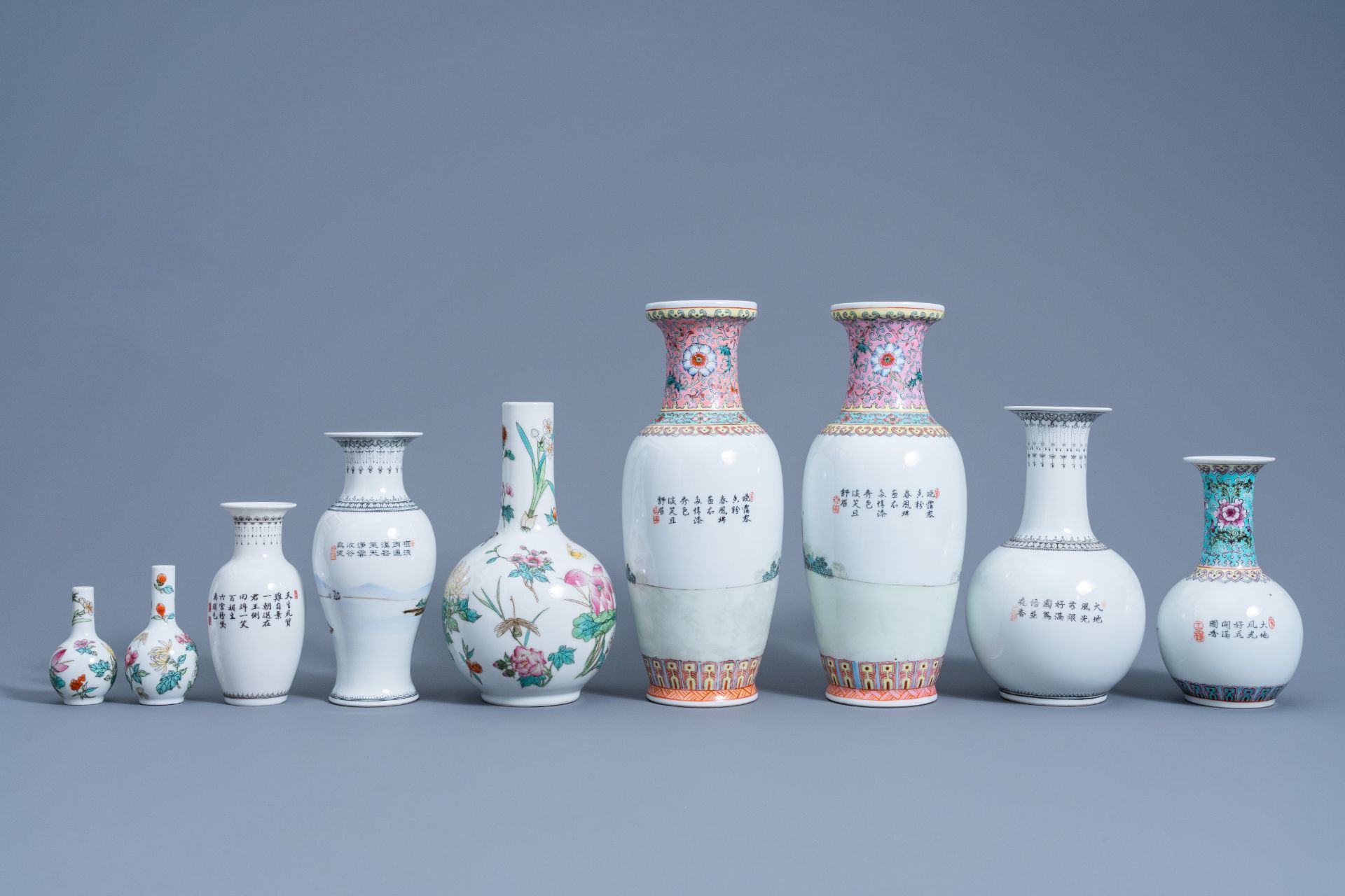 A varied collection of Chinese famille rose and qianjiang cai vases, 20th C. - Bild 4 aus 7