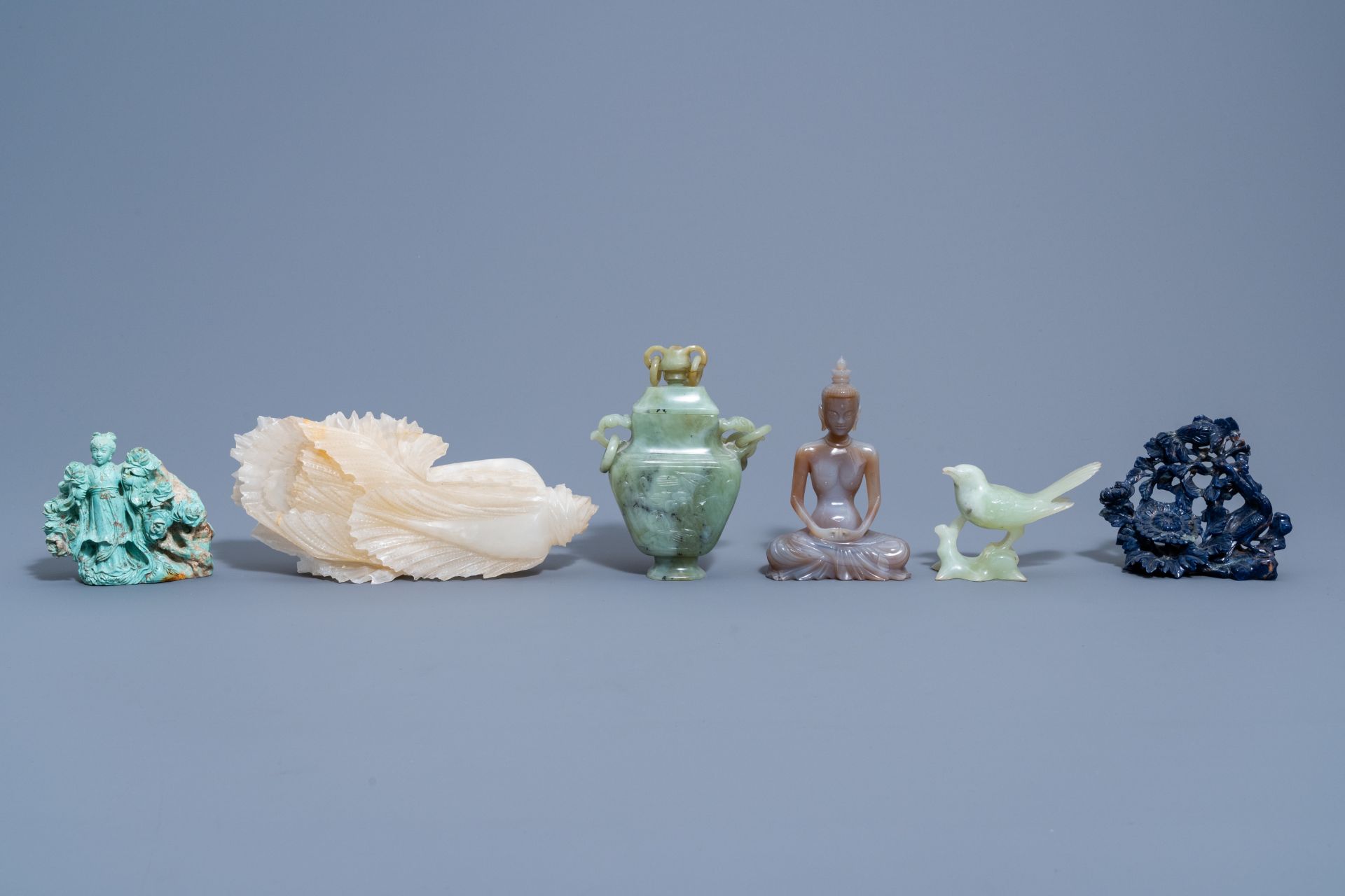 A varied collection of Chinese sculptures and objects in various precious stones, 20th C. - Image 2 of 15