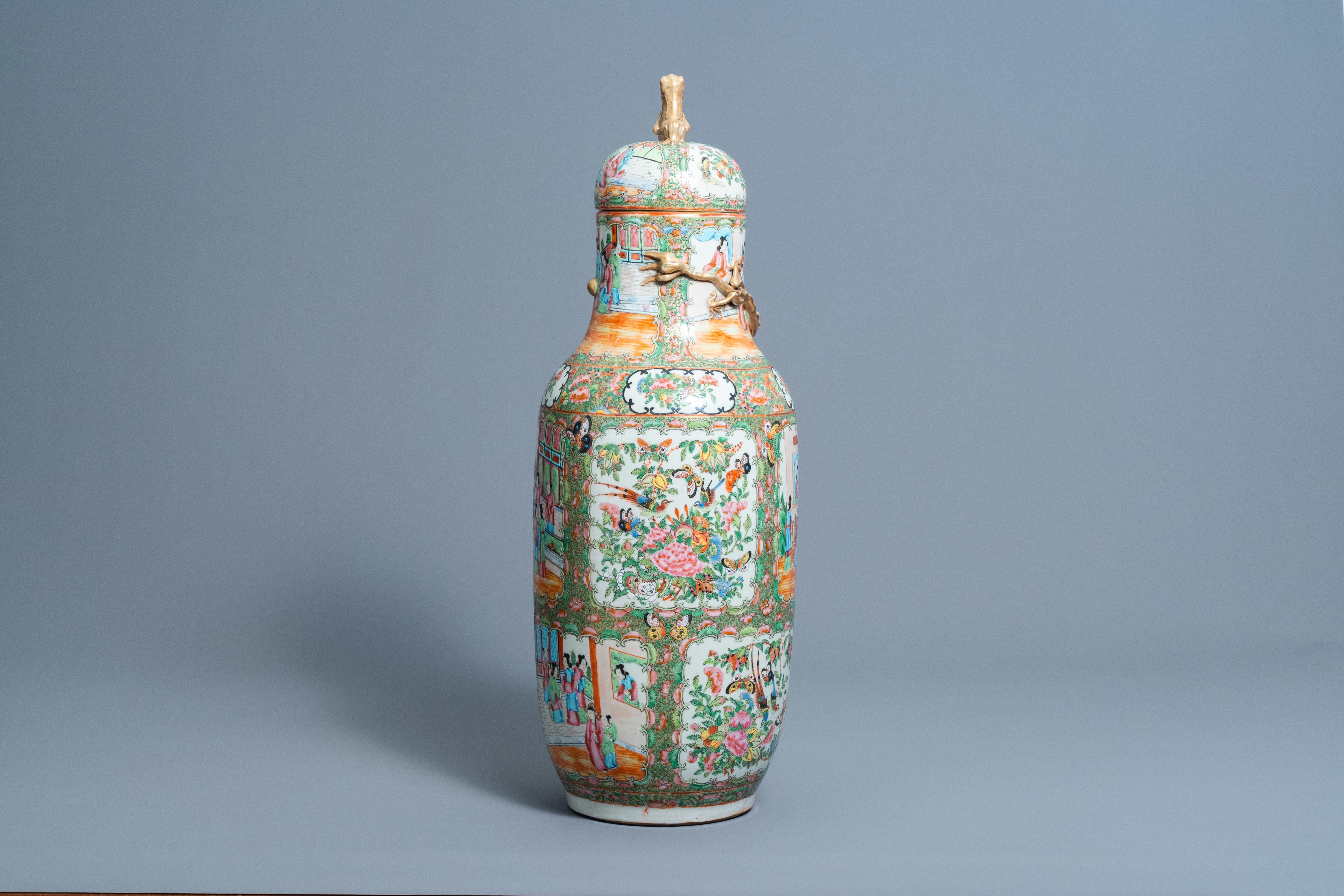 A Chinese Canton famille rose vase and cover with dragon relief design, 19th C. - Image 2 of 6