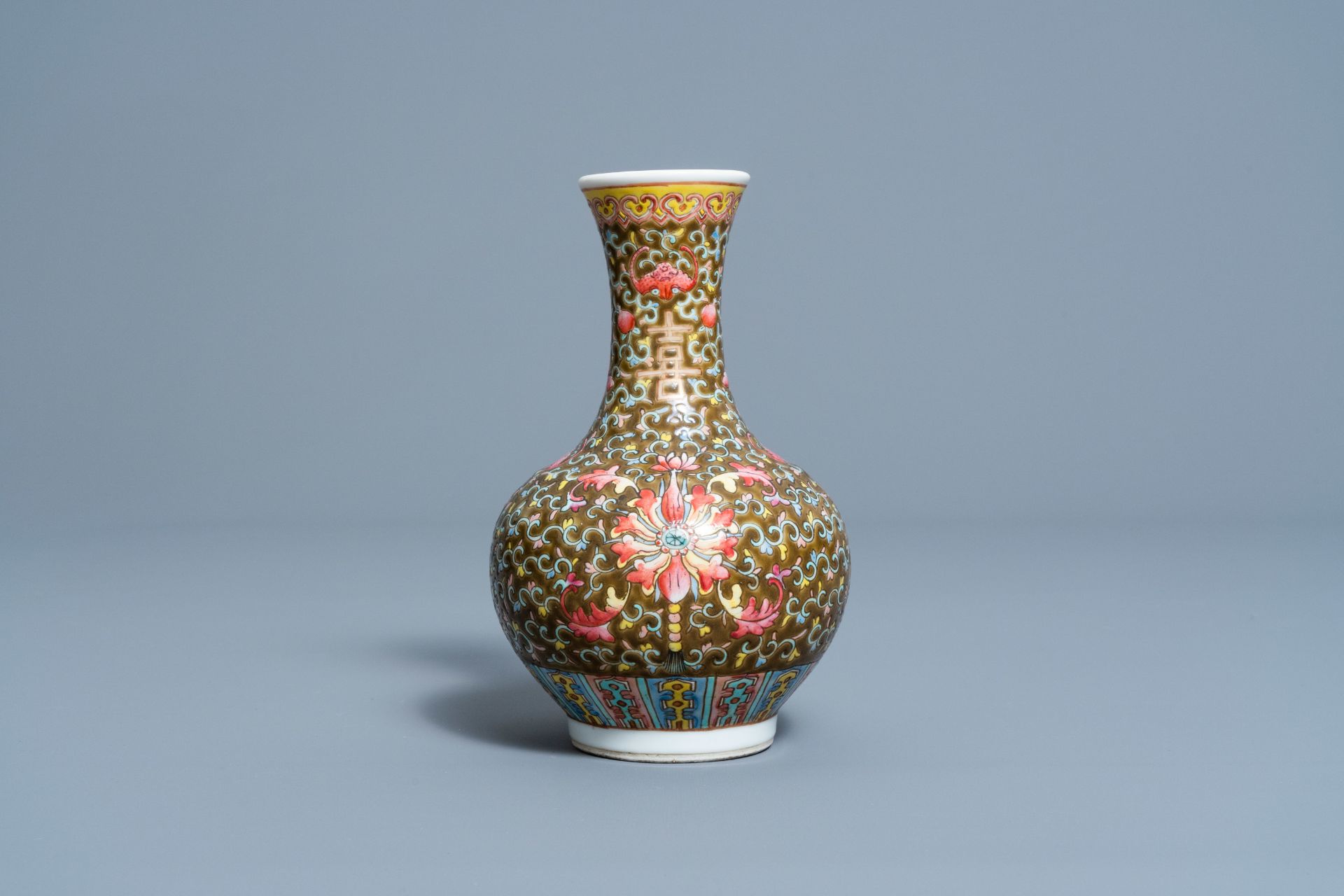 A Chinese famille rose brown ground vase with floral design, 'Happiness' mark, Republic, 20th C. - Image 4 of 6