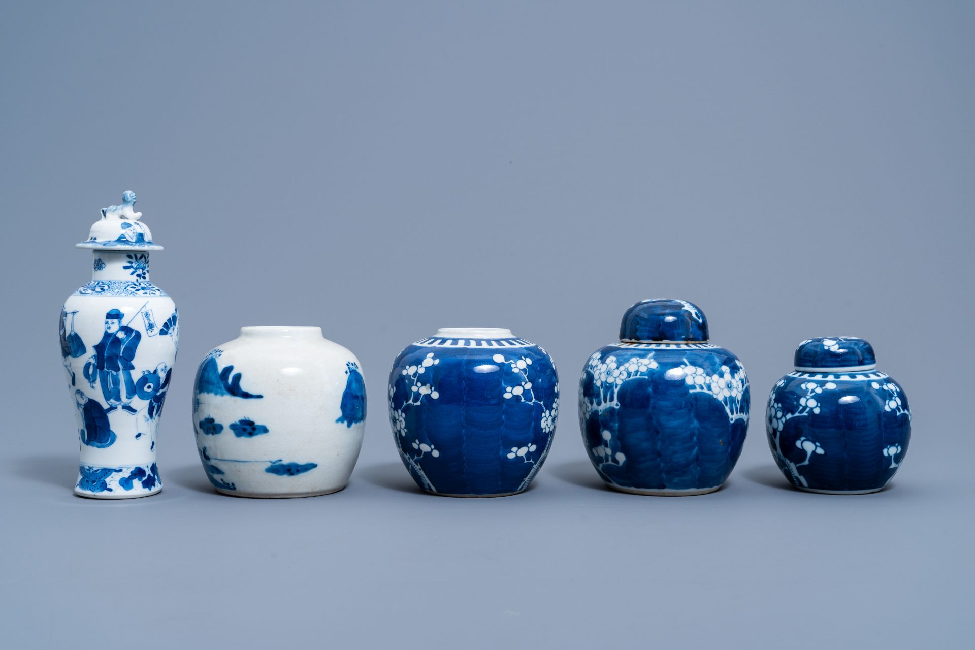 A varied collection of Chinese blue and white porcelain, 19th/20th C. - Image 3 of 15