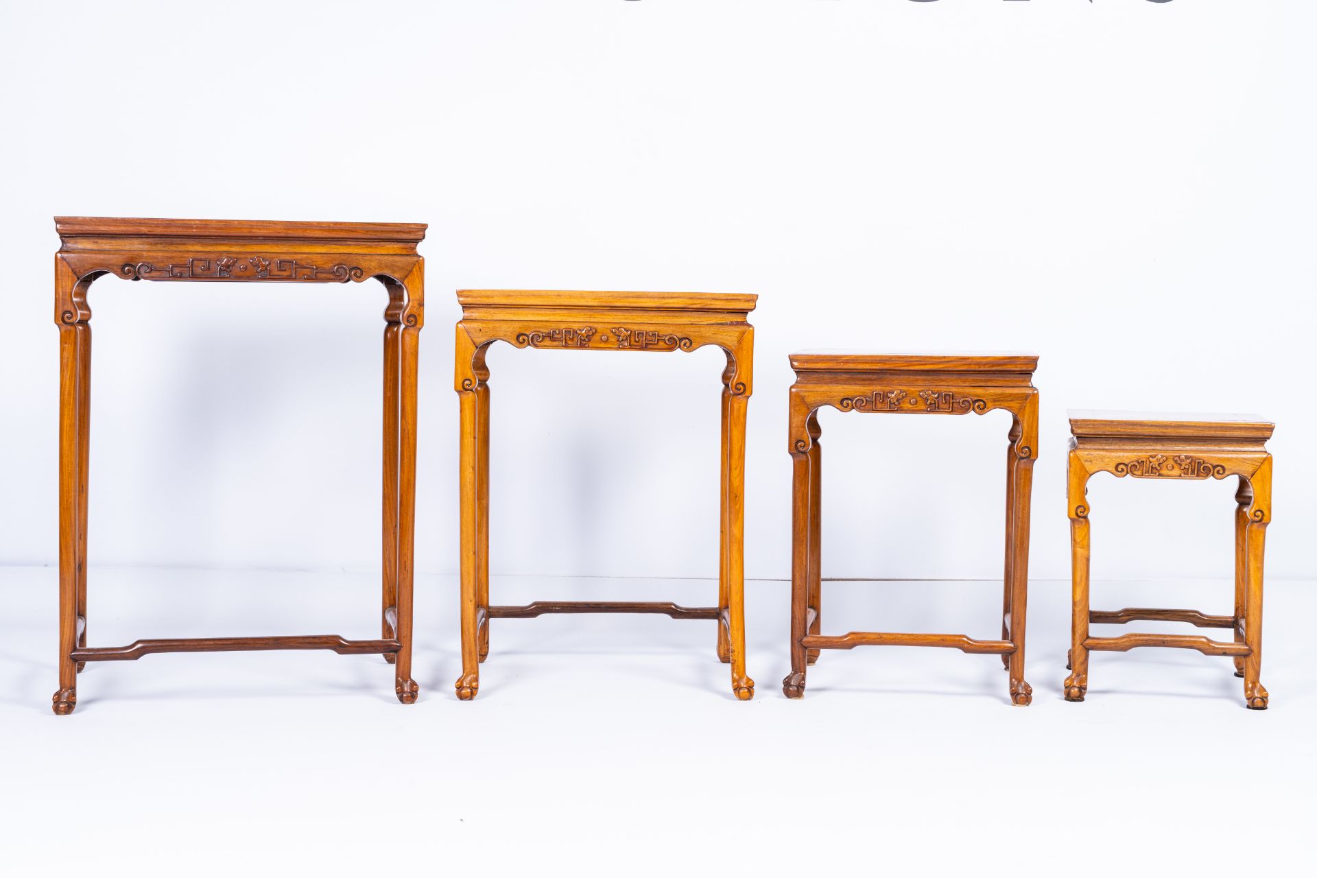 Four Chinese rectangular wood gigogne side tables, 20th C. - Bild 5 aus 8