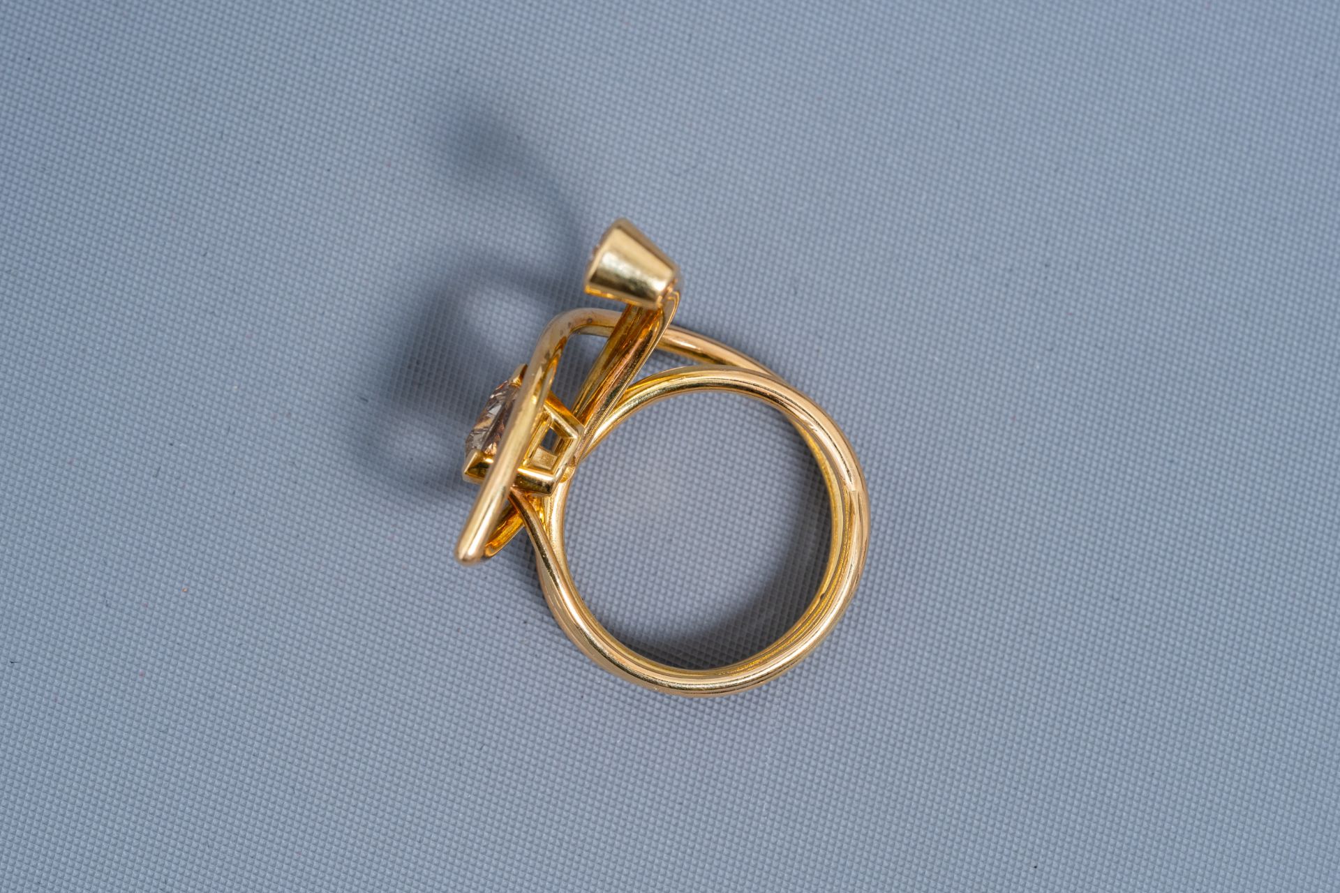 An 18 carat yellow gold ring set with a sapphire and two diamonds, 20th C. - Image 4 of 6