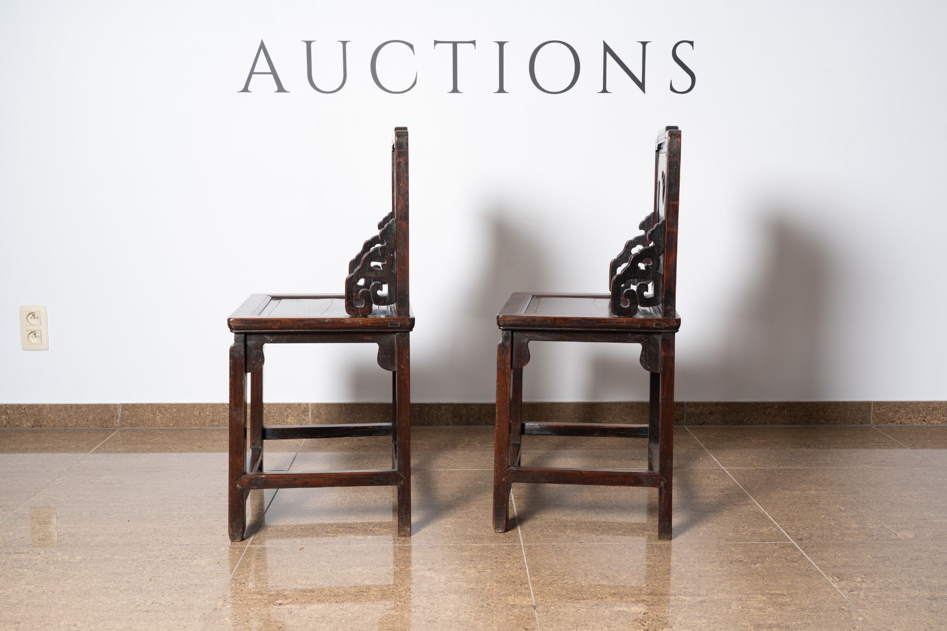 A pair of Chinese wood chairs with dreamstone plaques, 19th/20th C. - Image 6 of 8