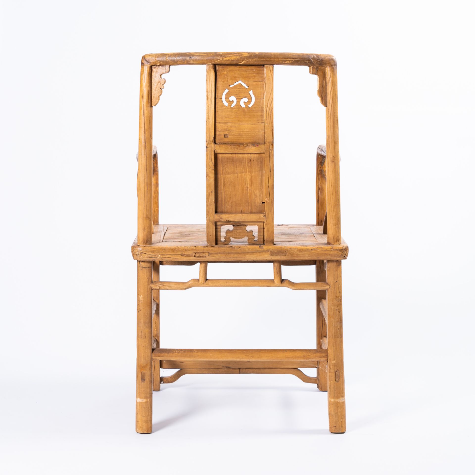 A Chinese elmwood chair with carved and reticulated panels, 19th/20th C. - Image 5 of 10