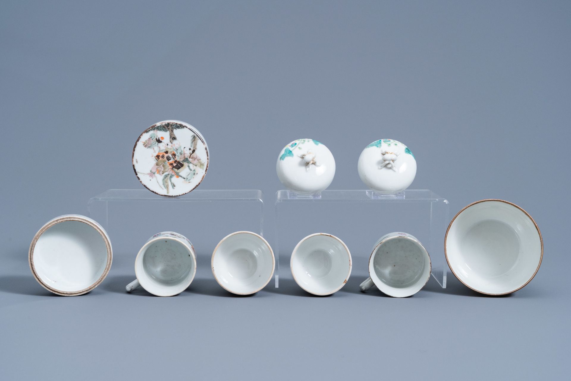 A varied collection of Chinese famille rose and qianjiang cai porcelain, 19th/20th C. - Image 6 of 15