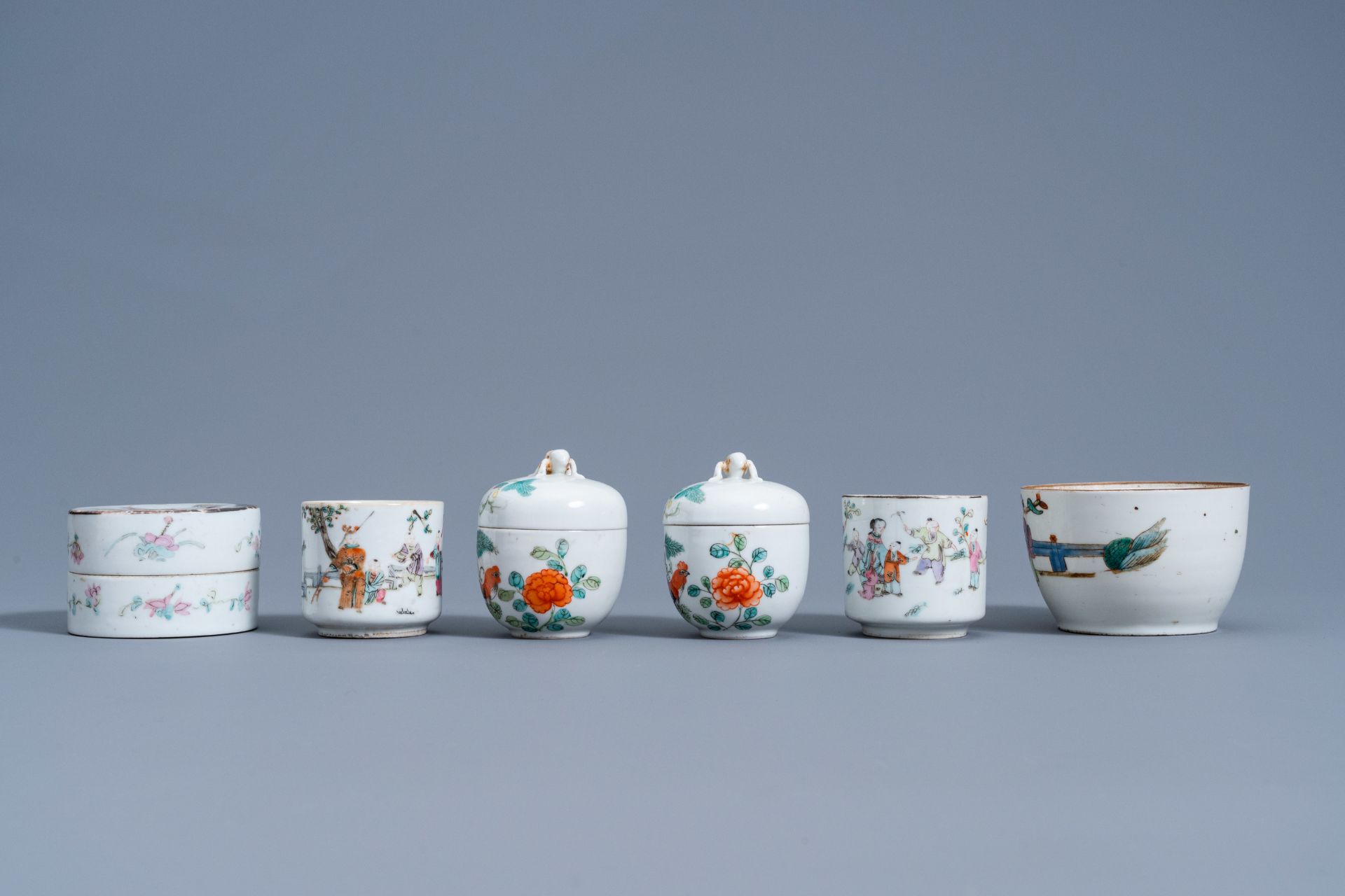 A varied collection of Chinese famille rose and qianjiang cai porcelain, 19th/20th C. - Image 3 of 15