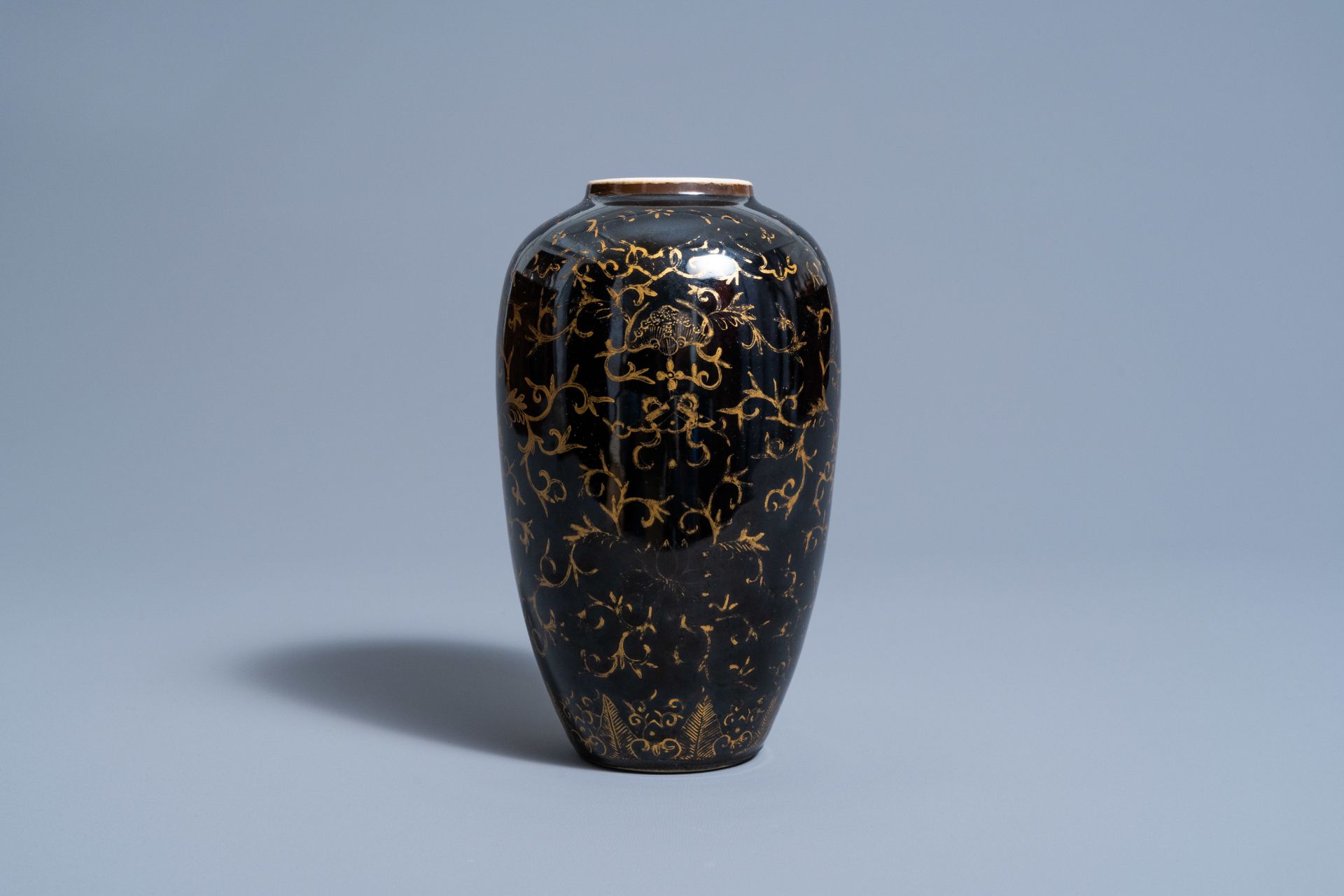 A Chinese monochrome black vase with gilt lotus scrolls, 19th C. - Image 2 of 7