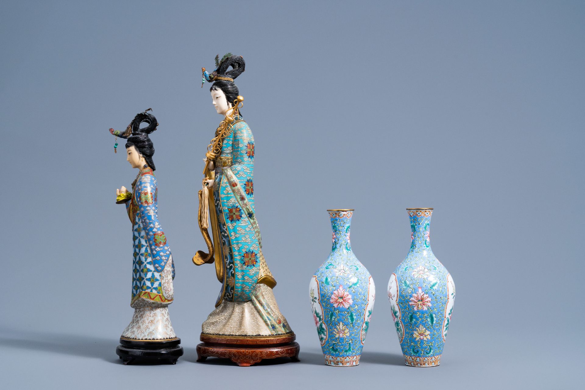 Three Chinese cloisonnŽ figures and a pair of enamel vases with floral design, 20th C. - Image 9 of 15