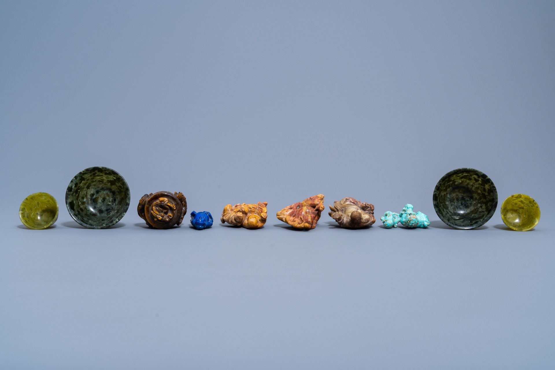 A varied collection of Chinese sculptures and objects in various precious stones, 20th C. - Image 12 of 15