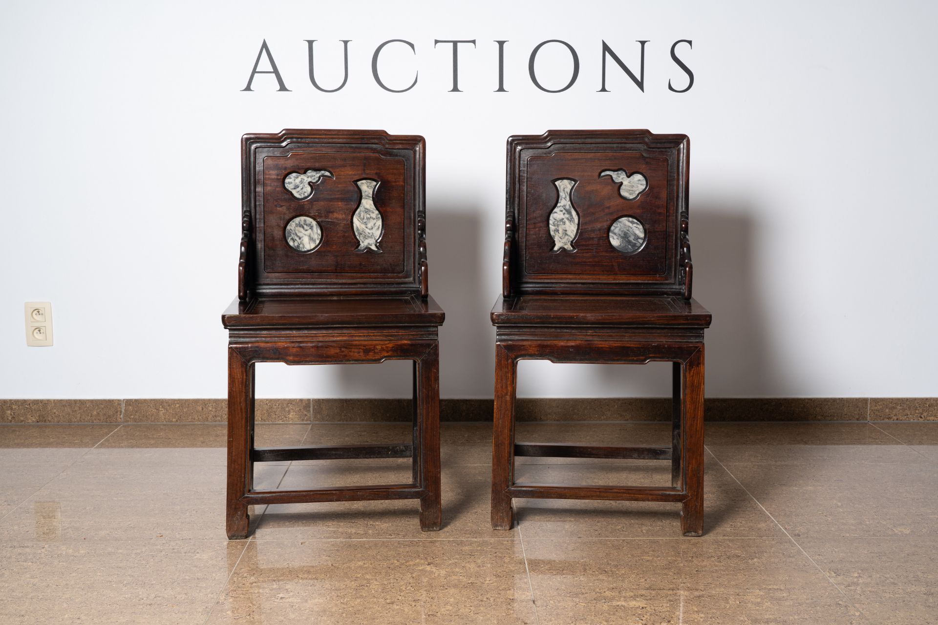 A pair of Chinese wood chairs with dreamstone plaques, 19th/20th C. - Image 3 of 8