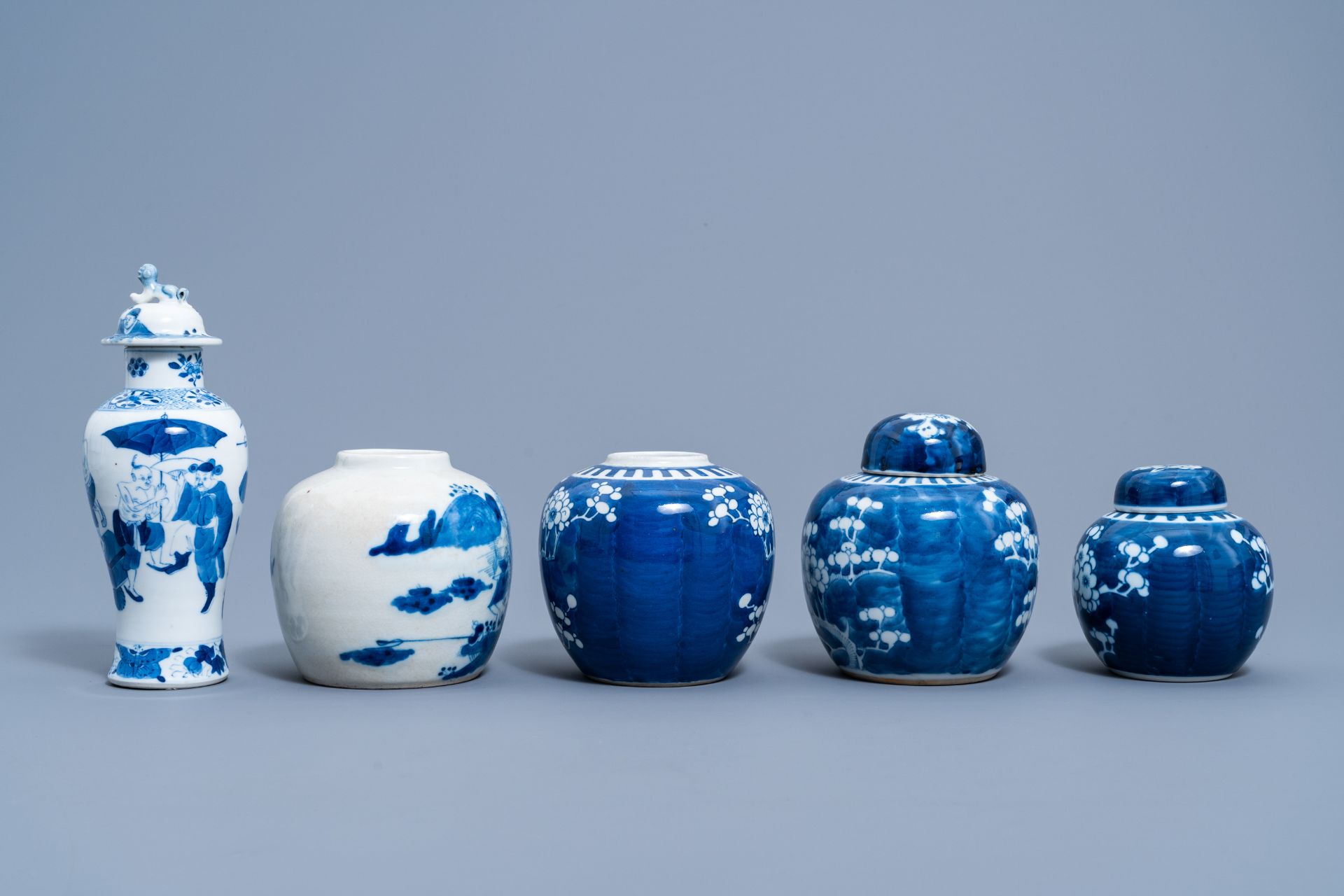 A varied collection of Chinese blue and white porcelain, 19th/20th C. - Image 5 of 15