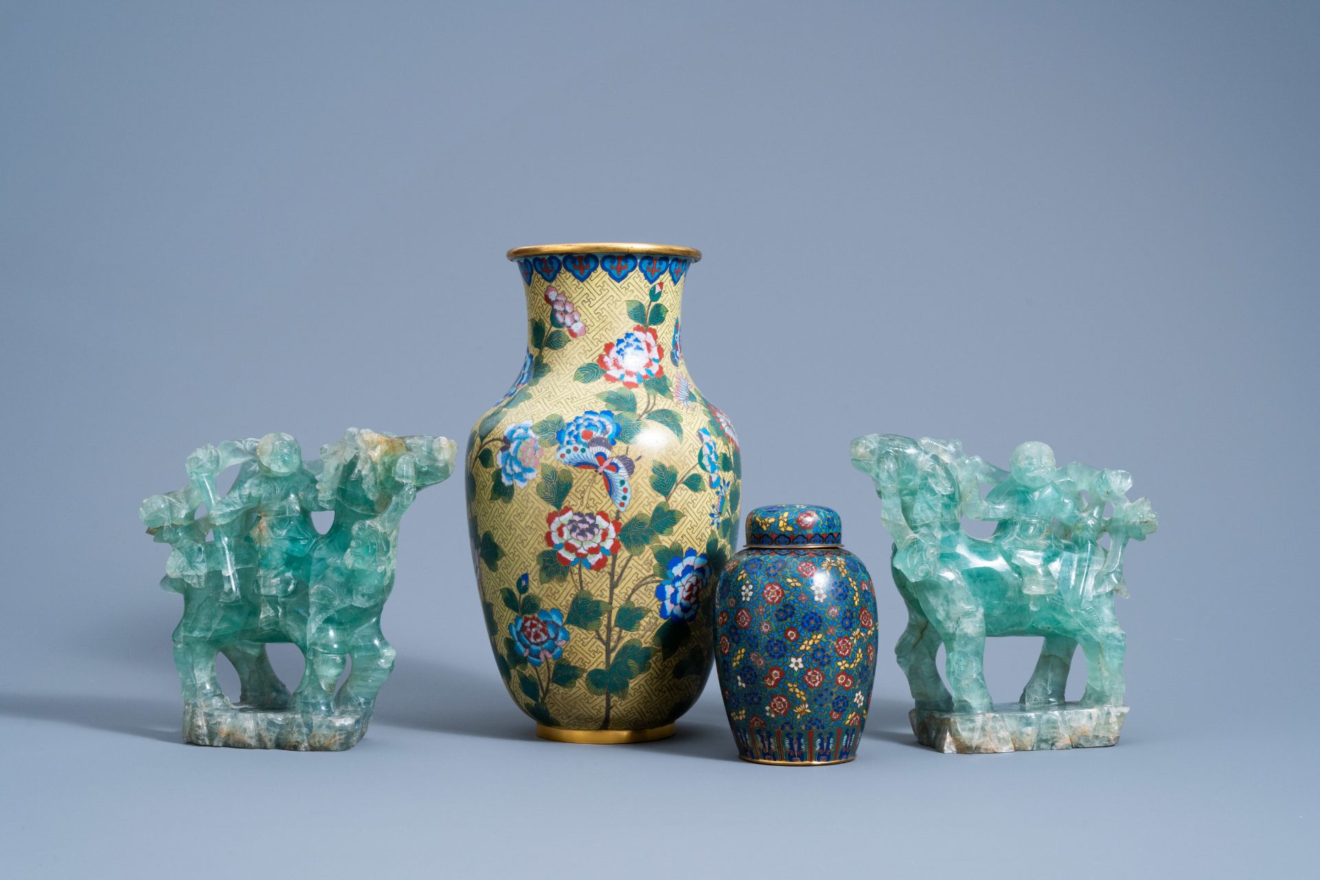 Two Chinese cloisonnŽ vases and a pair of green quartz figures, 19th/20th C.