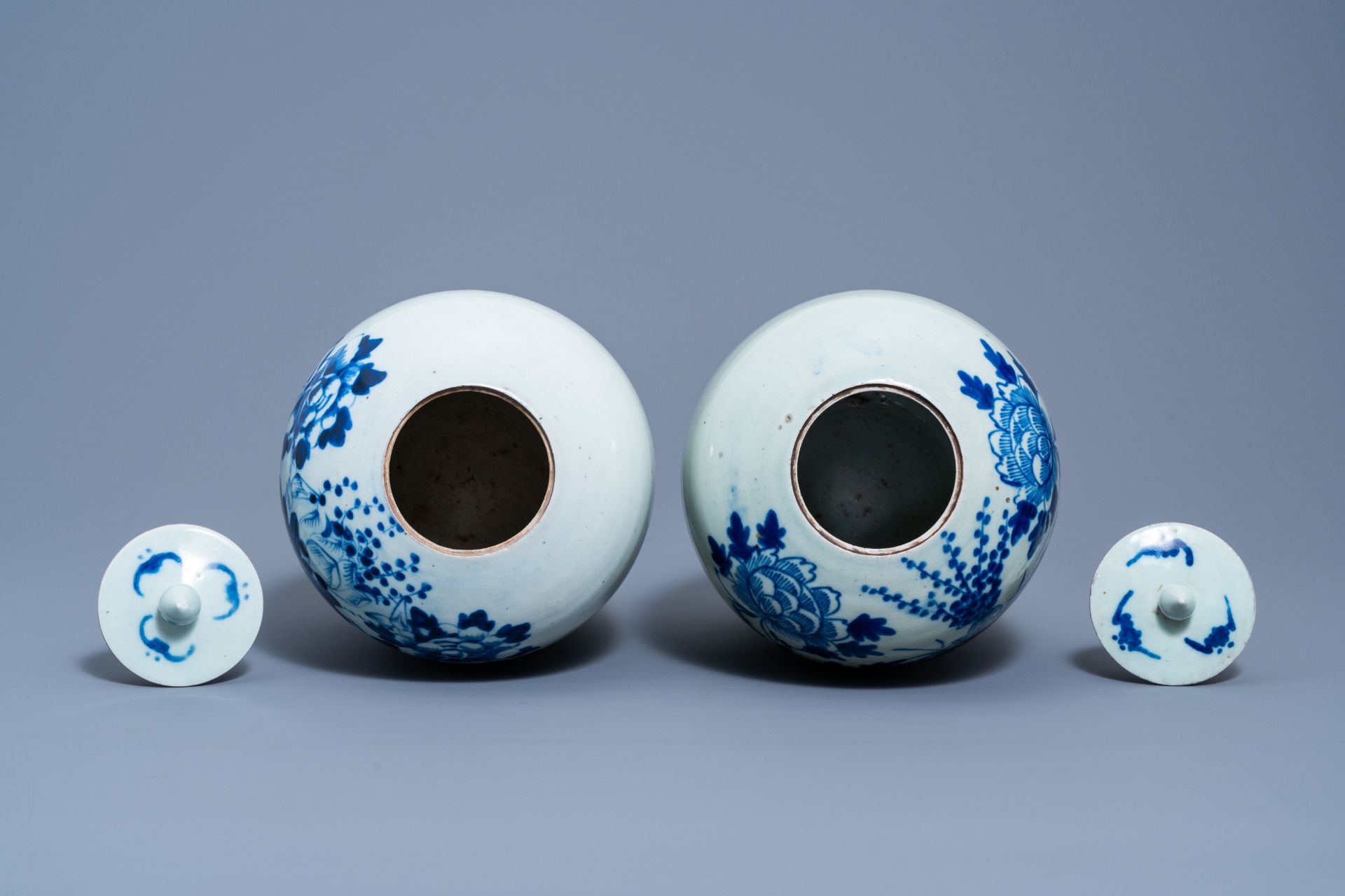 A varied collection of Chinese blue, white and famille rose porcelain, 19th/20th C. - Image 10 of 11