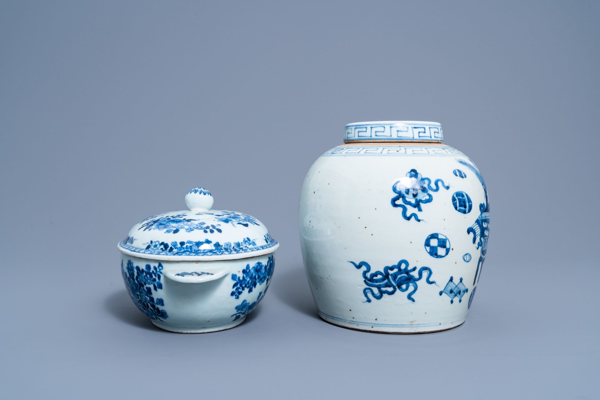 A Chinese blue and white 'antiquities' jar and cover and a tureen and cover with floral design, Qian - Image 6 of 8