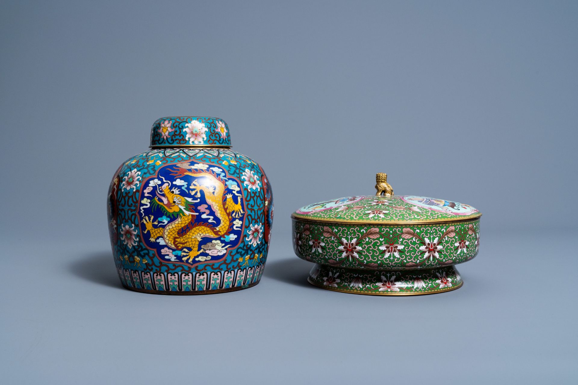 Two Chinese cloisonnŽ jars and covers and a 'flower vases' plate, 20th C. - Image 5 of 9