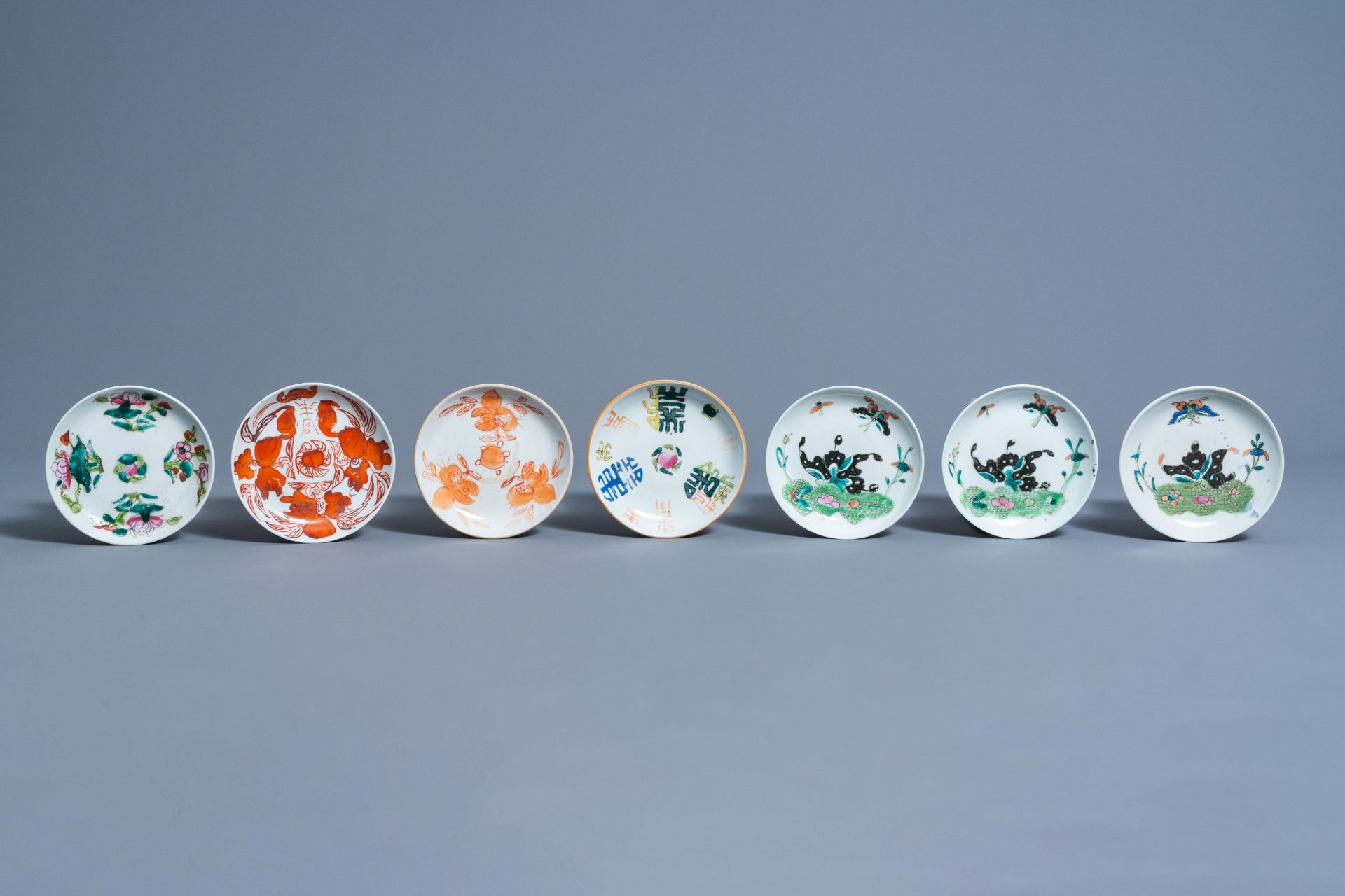 A varied collection of Chinese famille rose and iron red porcelain, 19th/20th C. - Bild 4 aus 15