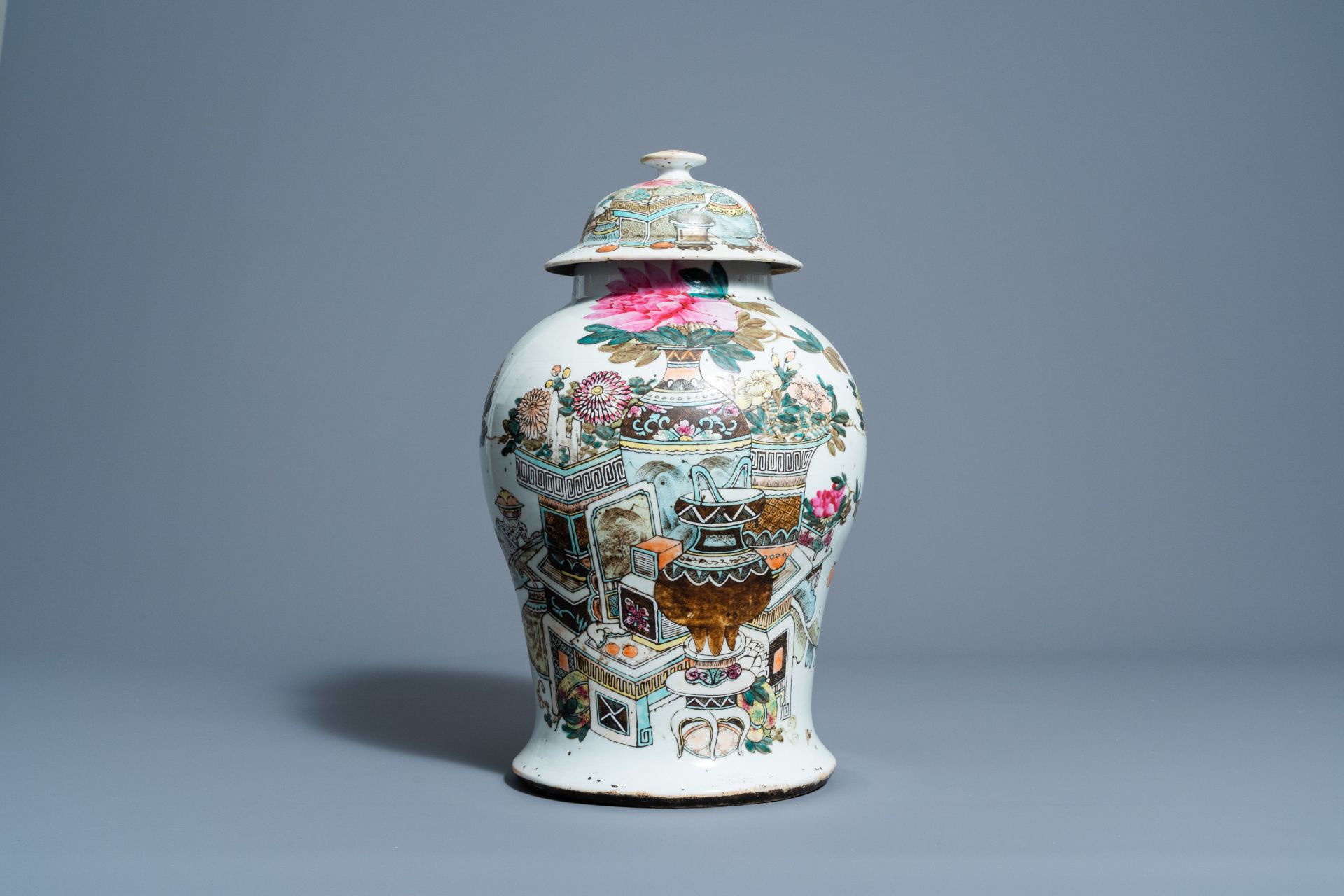 A Chinese qianjiang cai vase and cover with antiquities design, 19th/20th C.