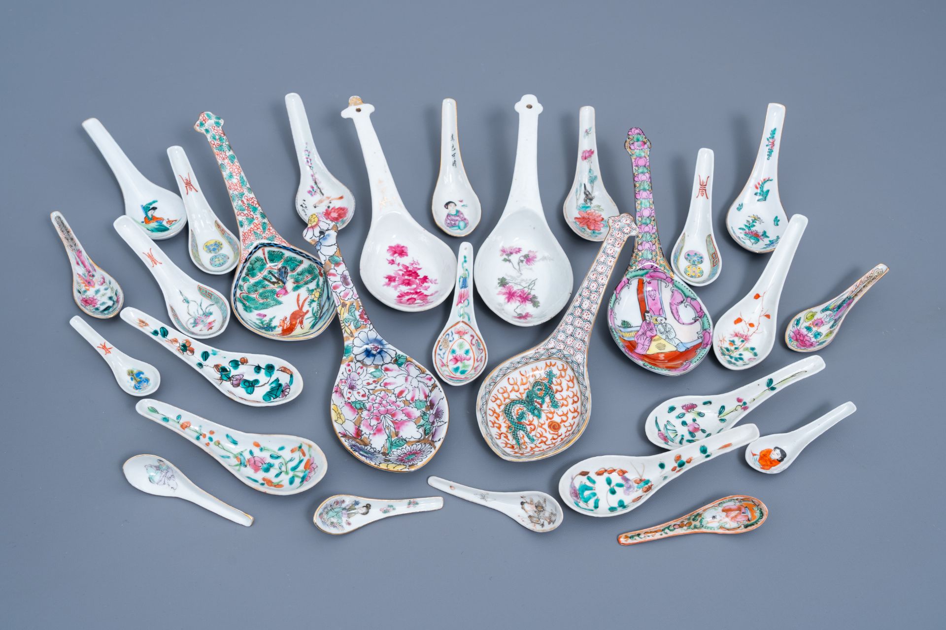 A varied collection of Chinese famille rose and qianjiang cai spoons, 20th C. - Image 2 of 6