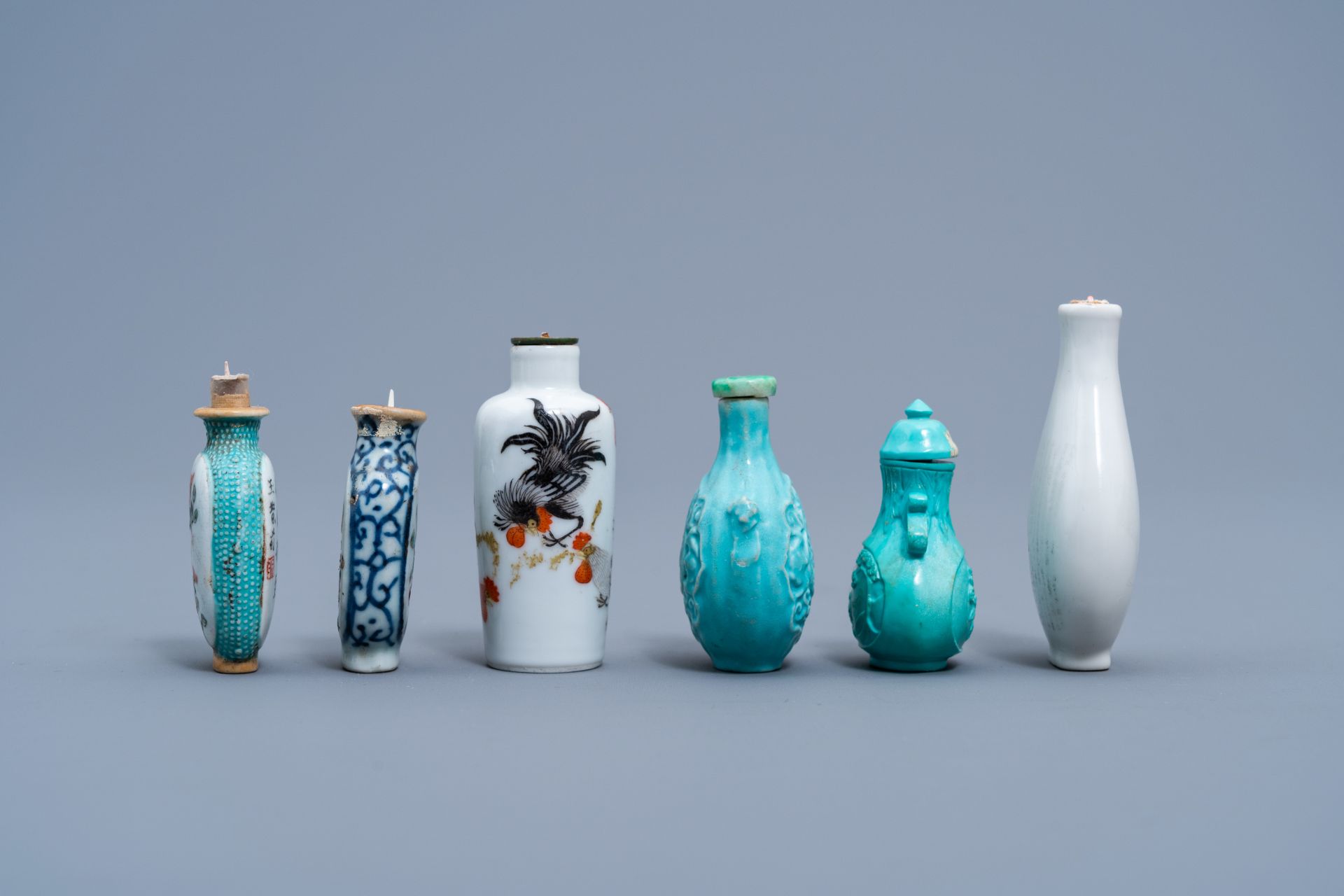 Four various Chinese porcelain and hardstone snuff bottles, 19th/20th C. - Image 3 of 7