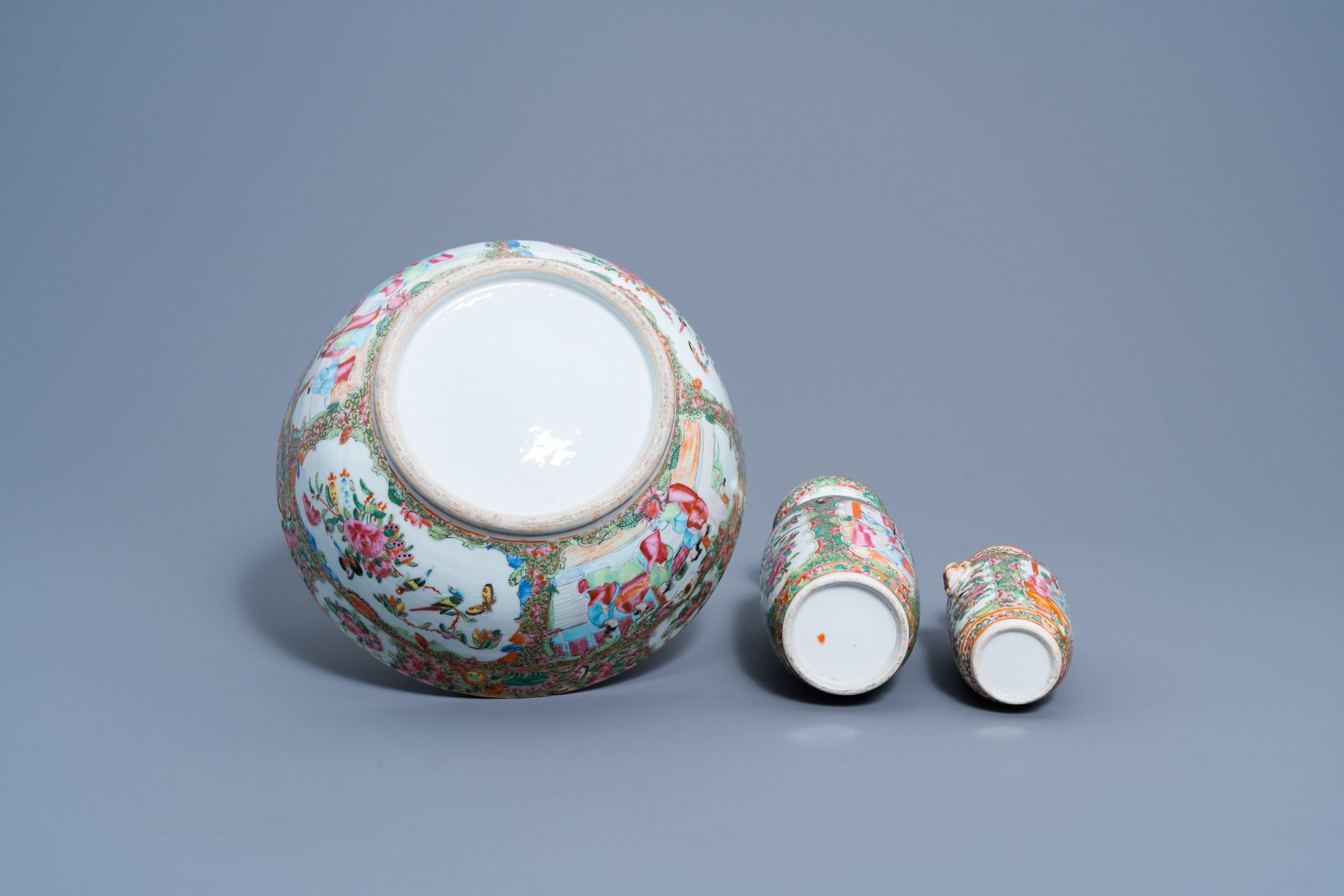 A varied collection of Chinese Canton famille rose porcelain, 19th C. - Image 9 of 15