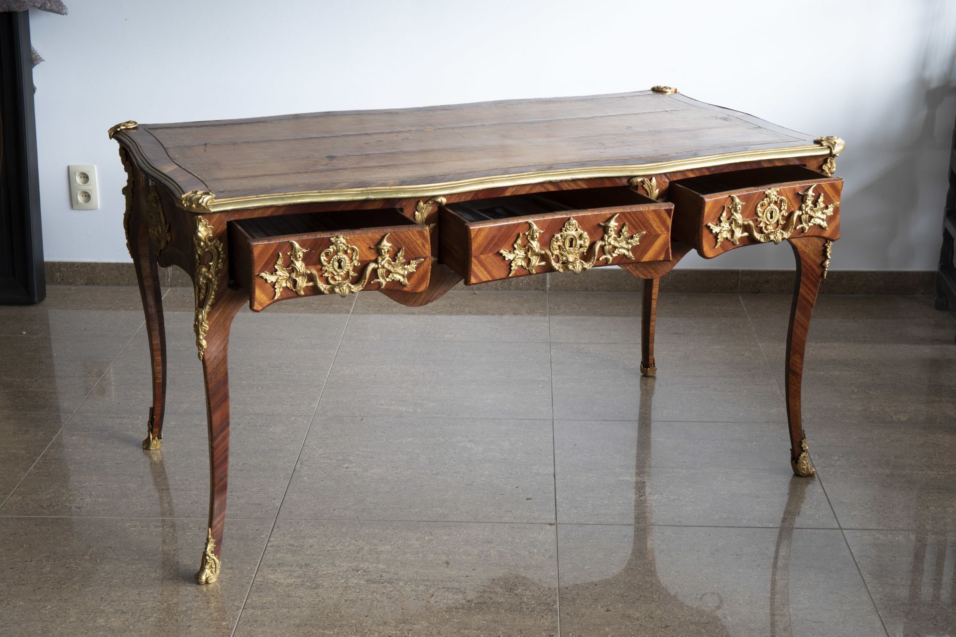 An extremely fine French Louis XV style gilt bronze chinoiserie mounted kingwood bureau plat, mid 18 - Bild 2 aus 7