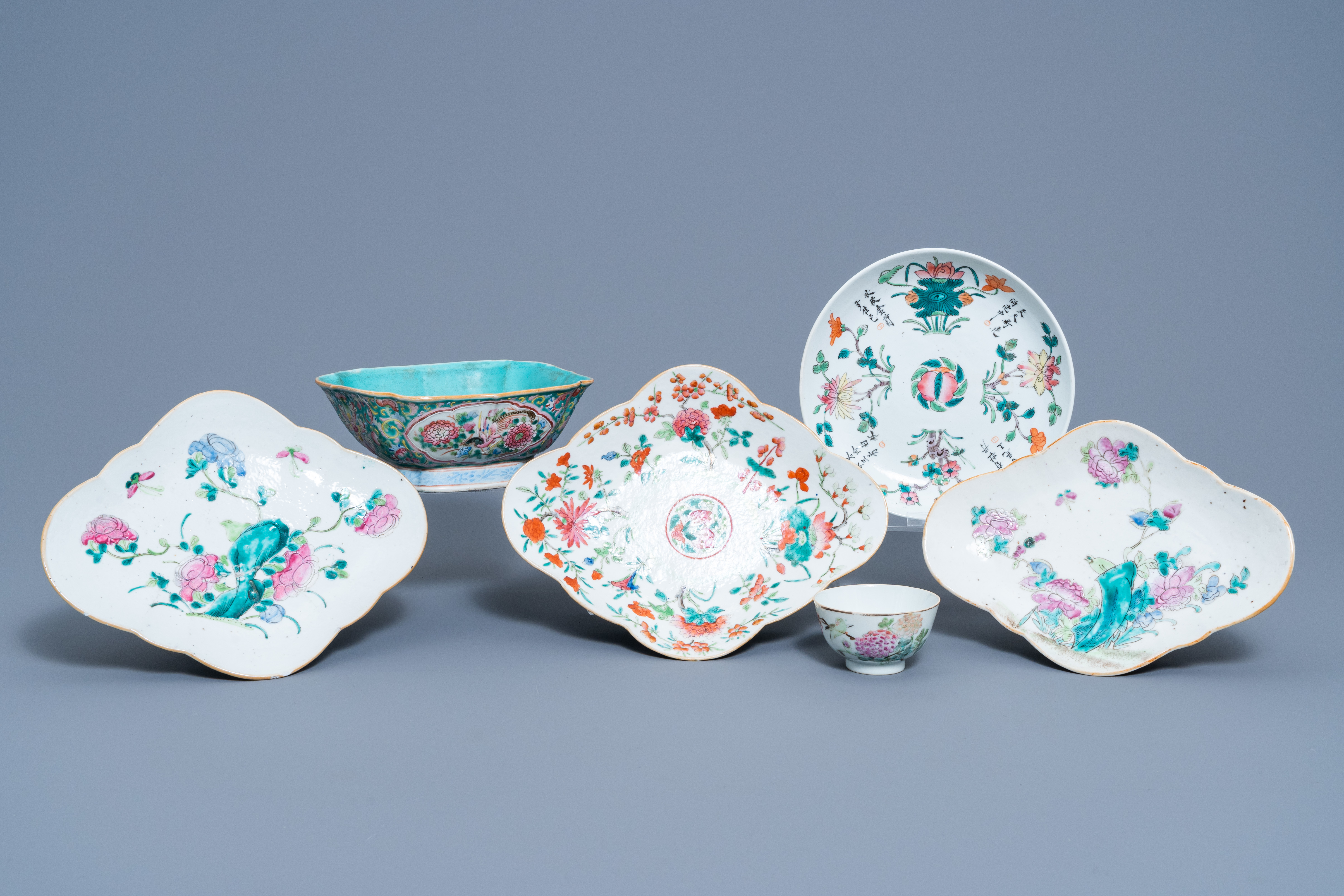 A varied collection of Chinese famille rose porcelain with floral design, 19th/20th C.