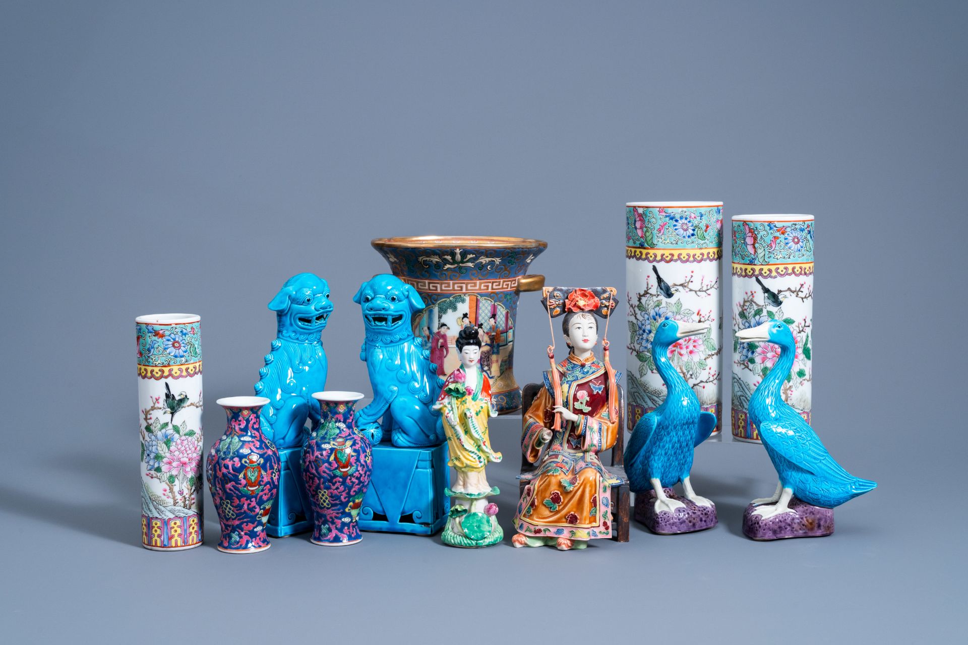A varied collection of Chinese famille rose and turquoise glazed porcelain, 20th C. - Image 14 of 14