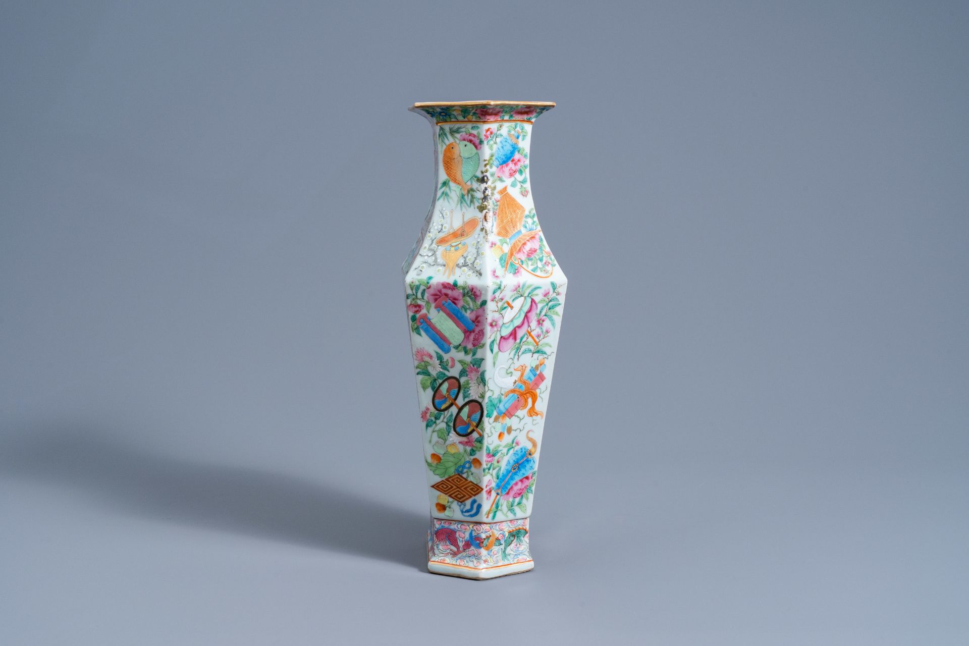 A hexagonal Chinese Canton famille rose vase with palace scenes, 19th C. - Image 2 of 6
