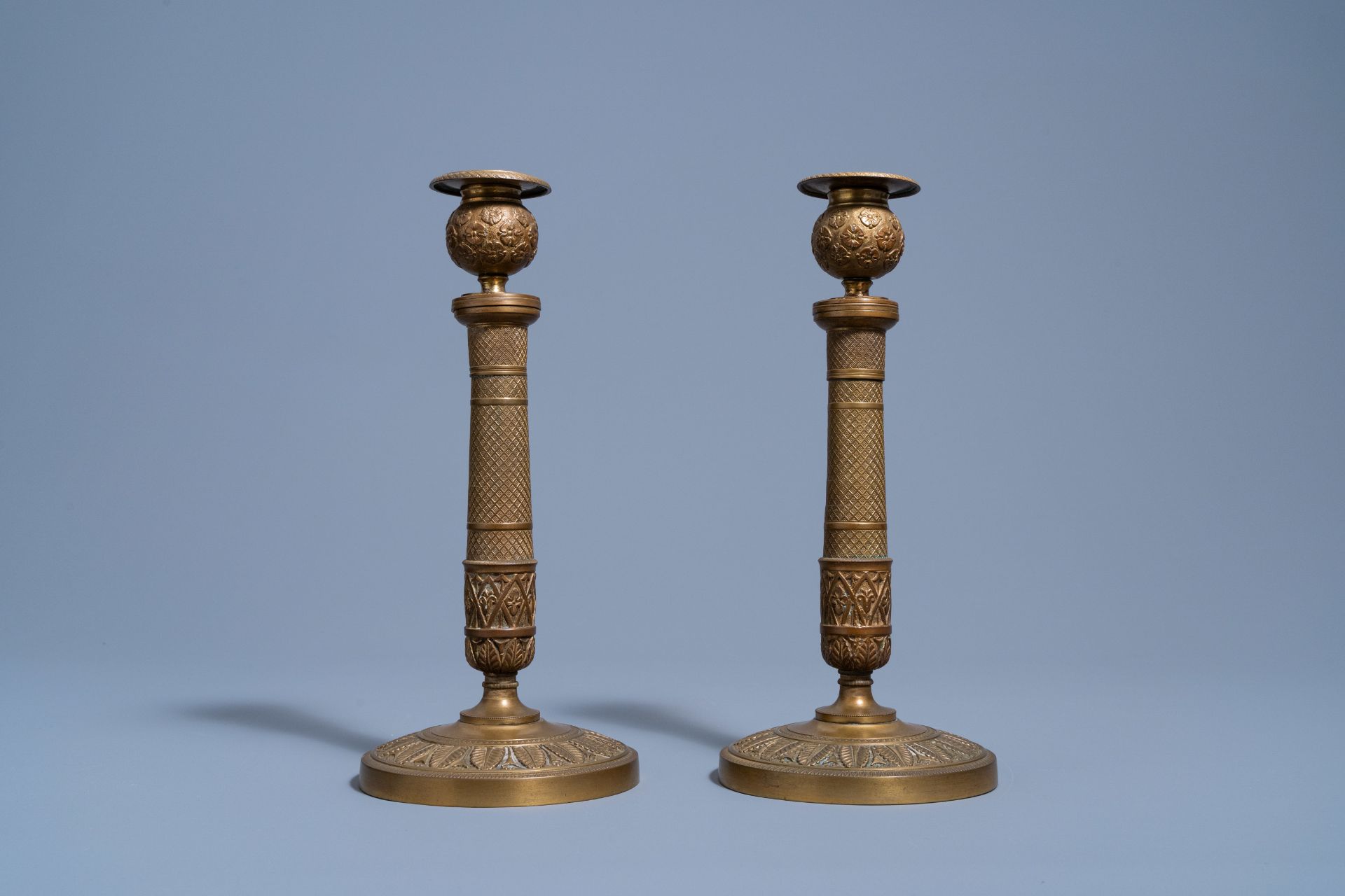 A pair of French bronze candlesticks with floral design, 19th C. - Bild 3 aus 7