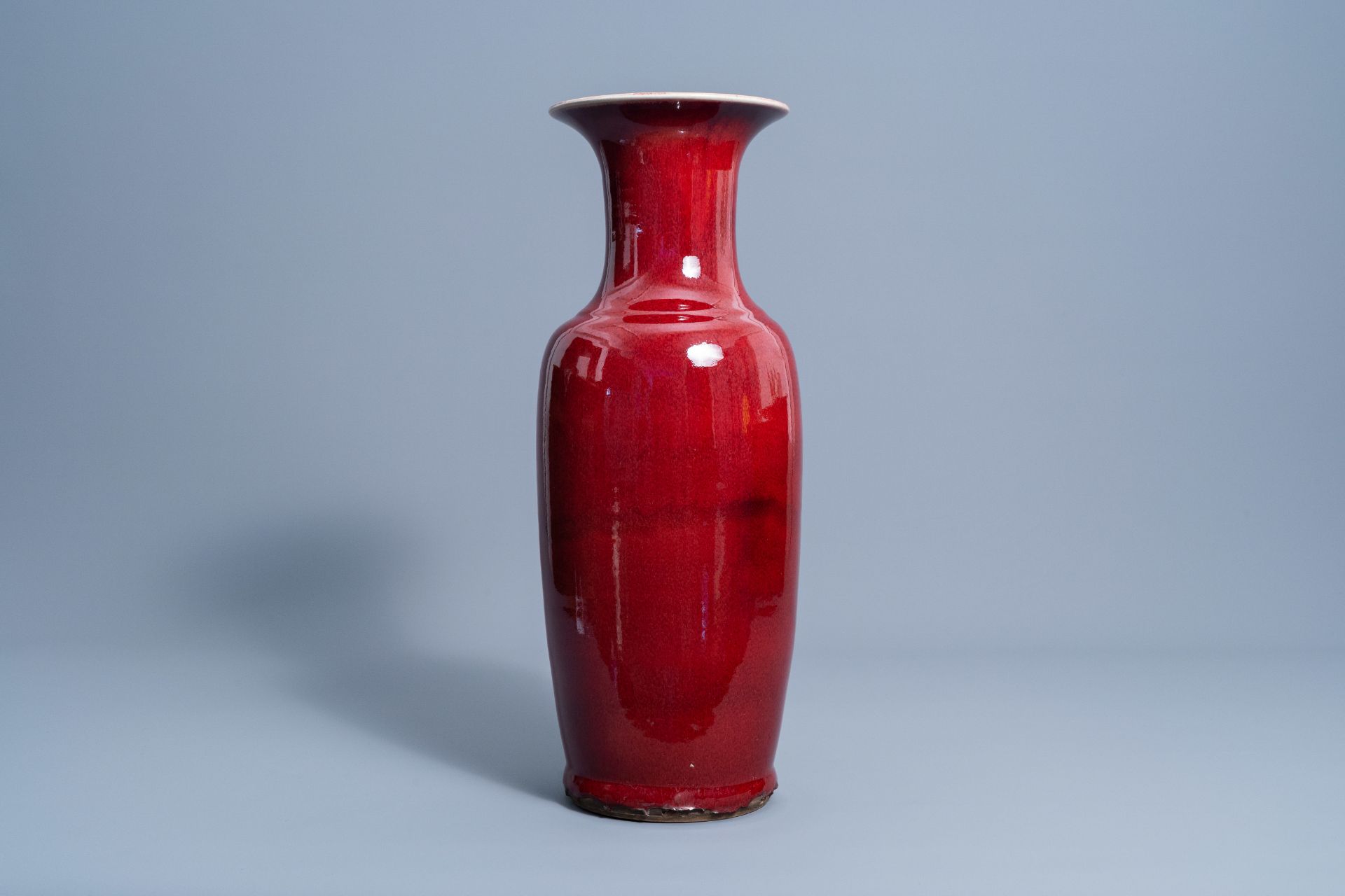 A Chinese monochrome sang de boeuf glazed vase, 19th/20th C. - Image 4 of 6