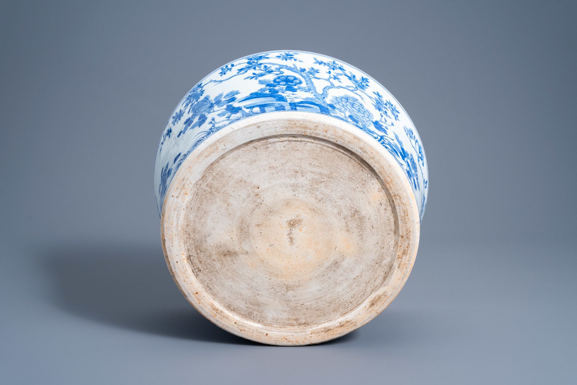 A large Chinese blue and white basin with pheasants in a landscape, 20th C - Image 8 of 8