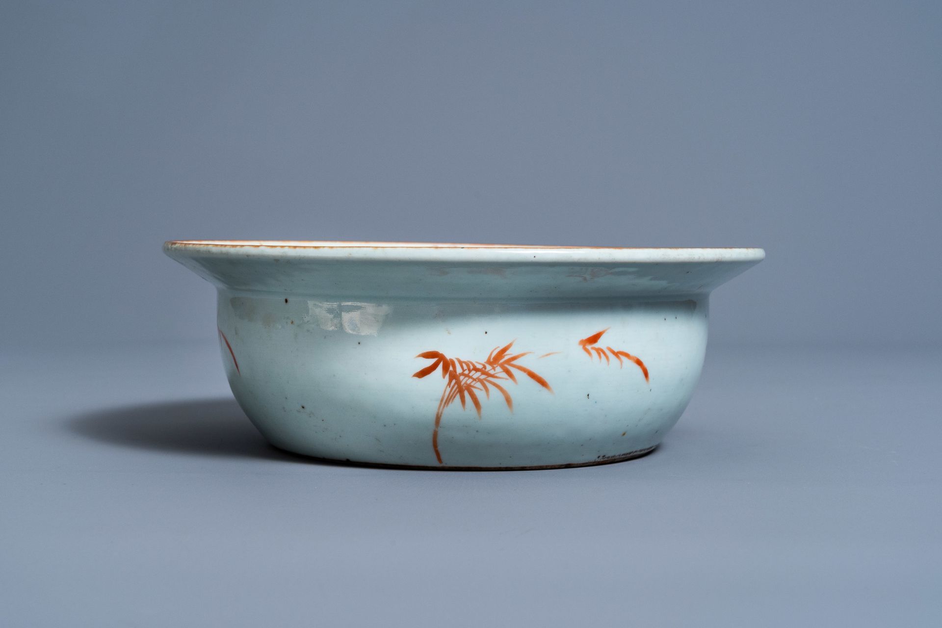 A Chinese famille rose 'dragons' bowl, 19th C. - Image 4 of 7