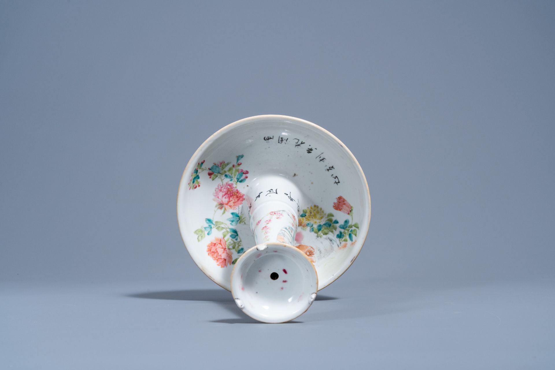 A Chinese qianjiang cai candle holder and two famille rose and verte saucer dishes, 19th/20th C. - Image 8 of 9