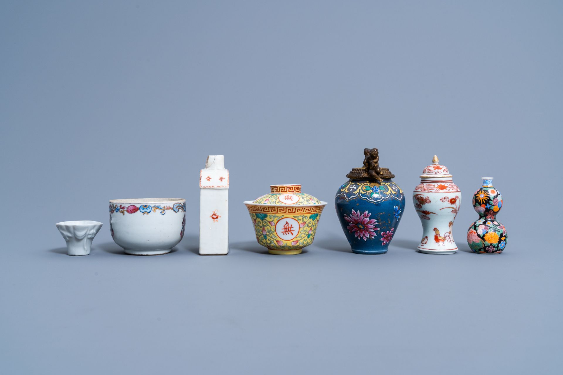 A varied and extensive collection of Chinese polychrome porcelain, Kangxi and later - Image 8 of 11