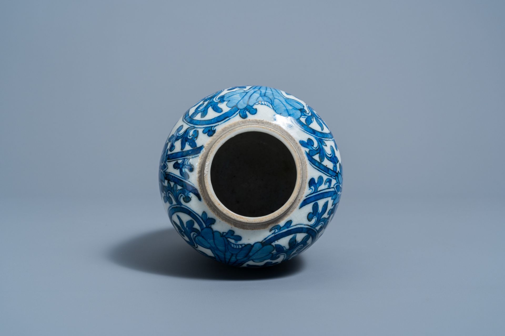 A Chinese blue and white 'lotus scrolls' jar, 19th C. - Image 6 of 7