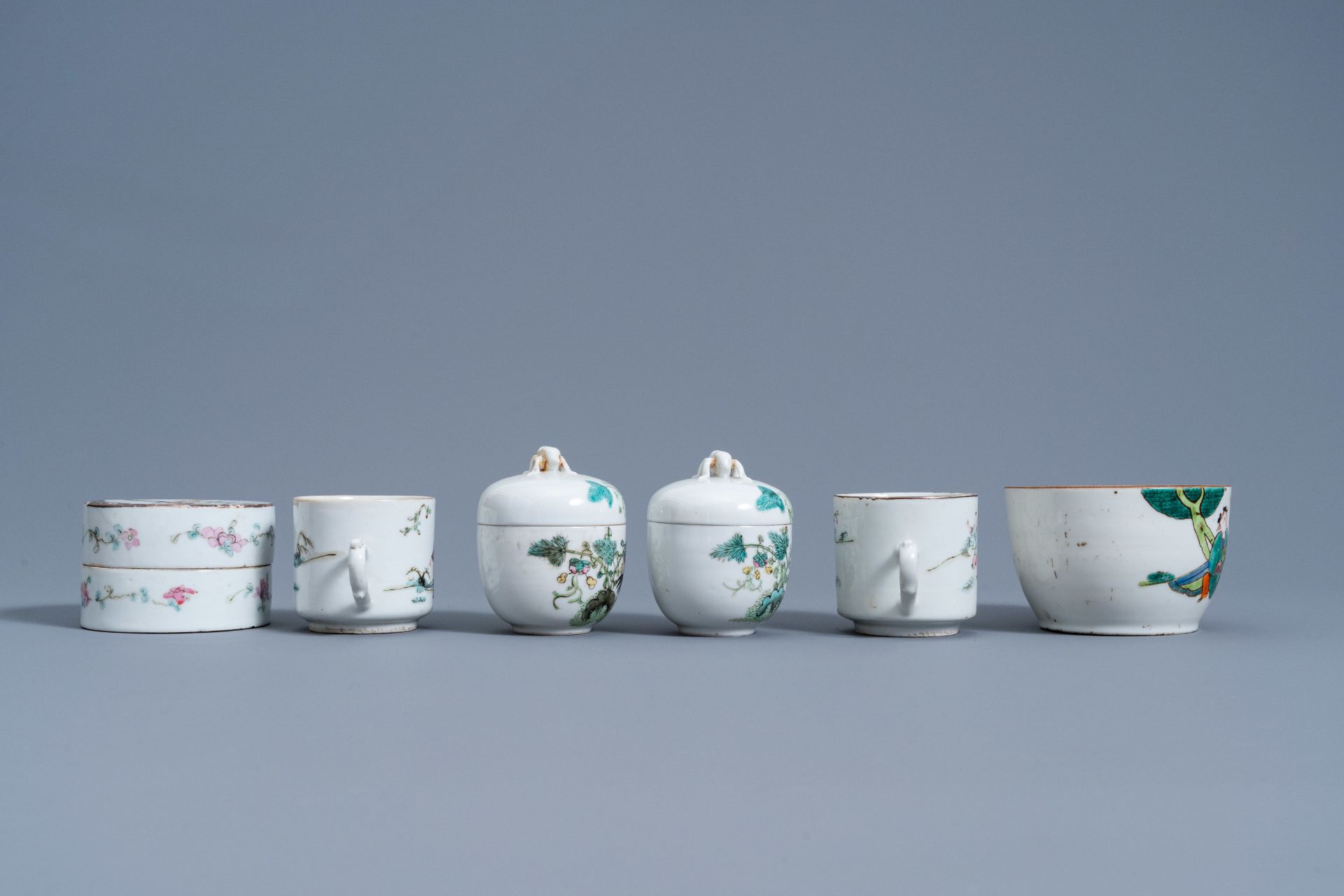 A varied collection of Chinese famille rose and qianjiang cai porcelain, 19th/20th C. - Image 5 of 15