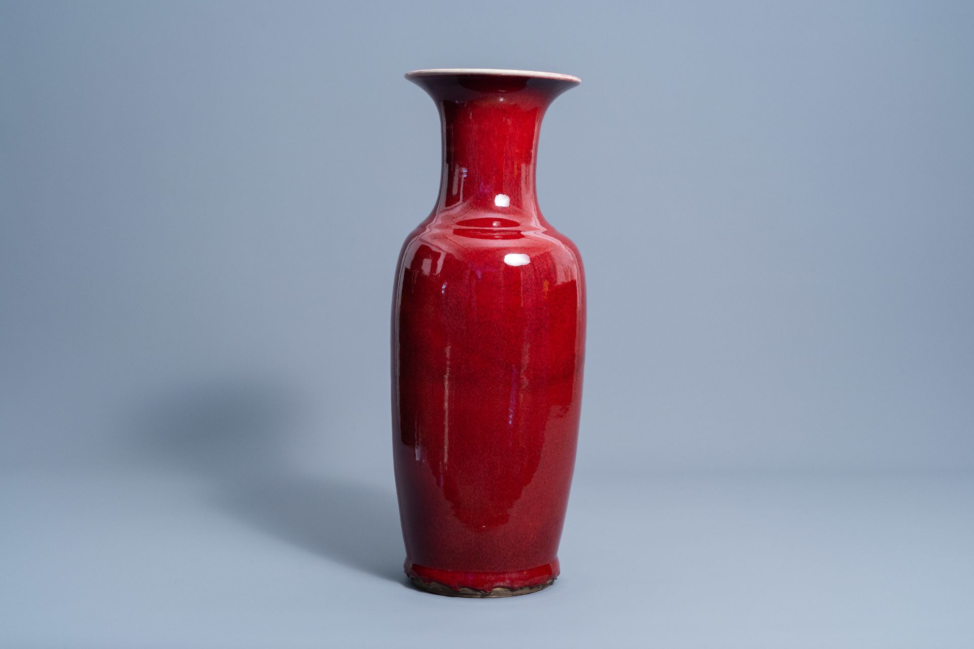 A Chinese monochrome sang de boeuf glazed vase, 19th/20th C. - Image 2 of 6