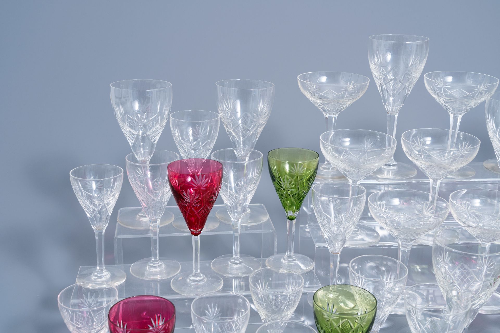 An extensive collection of clear and partly coloured overlay crystal cut glasses, 20th C. - Bild 2 aus 8