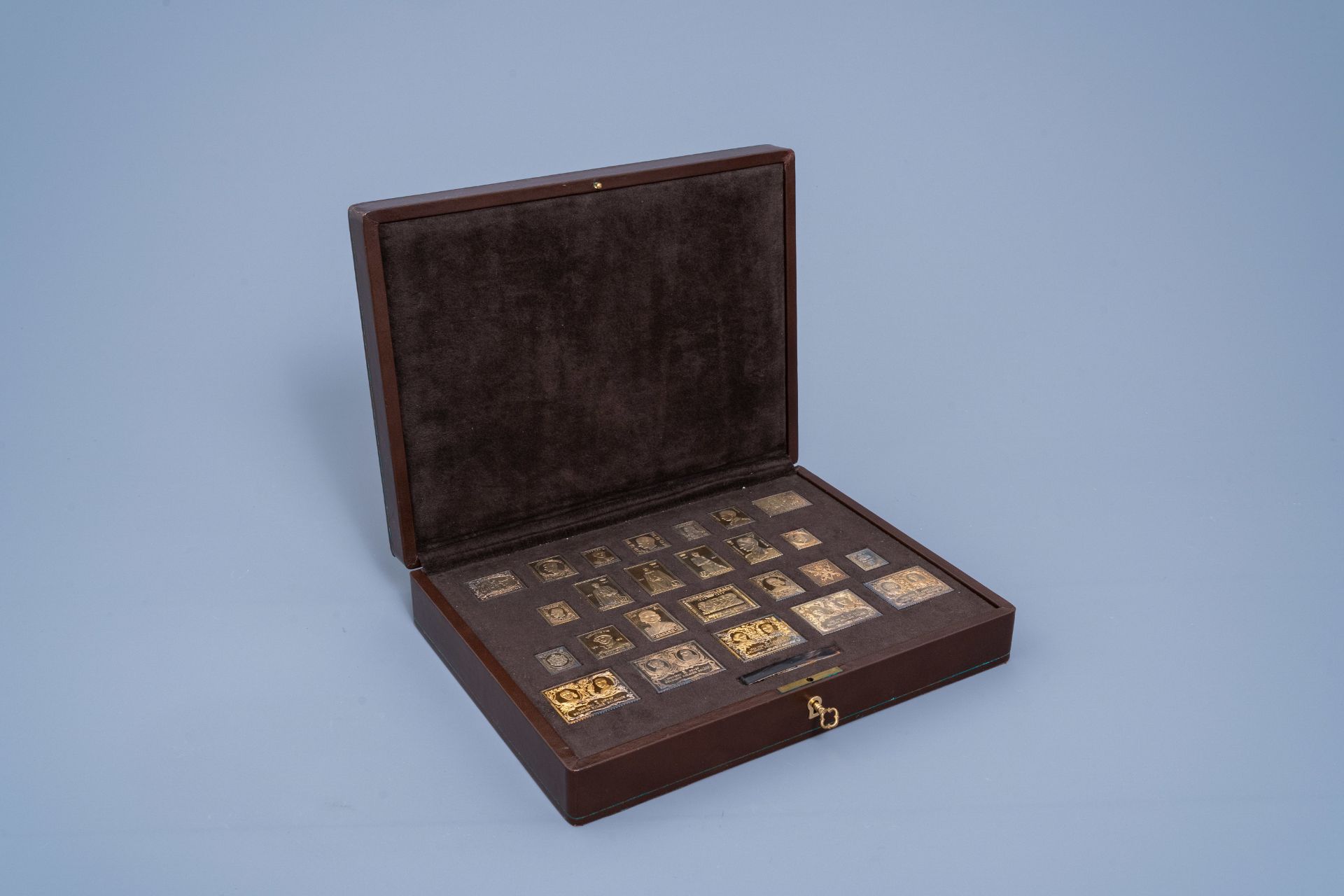 A collection of 25 Belgian silver-gilt stamps with matching case, the 'Dynastie-verzameling', 925/00 - Image 2 of 19
