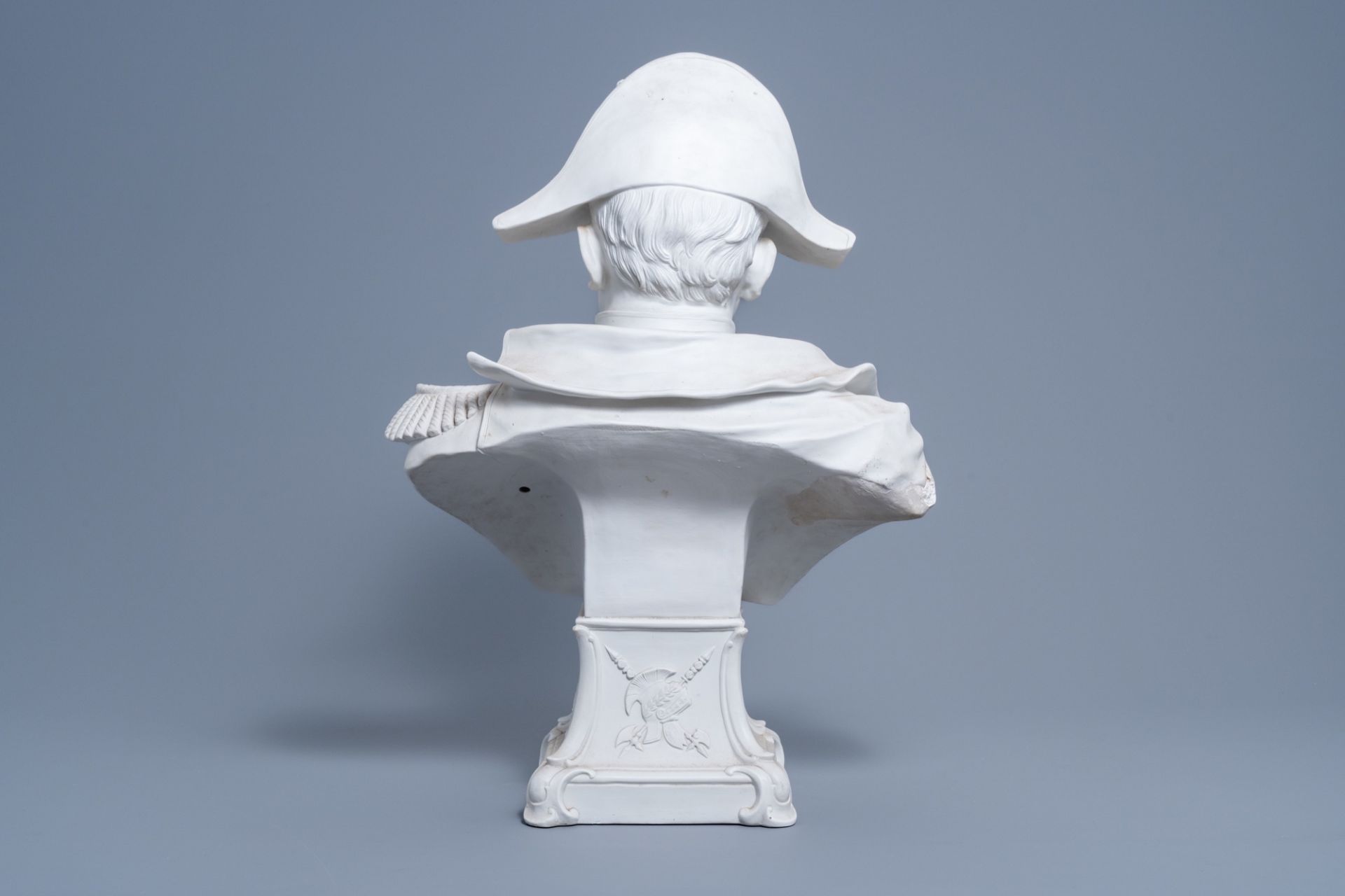 A large French biscuit bust of Emperor Napoleon on stand, Svres mark, 19th/20th C. - Image 4 of 8